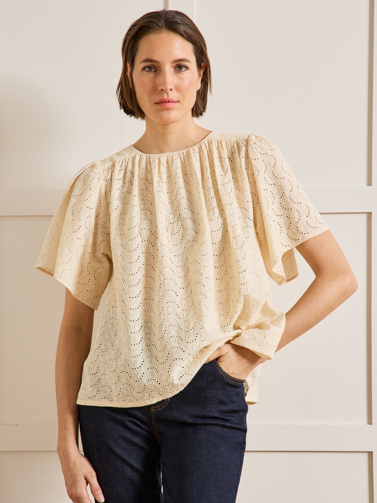Top broderie anglaise manches papillon femme