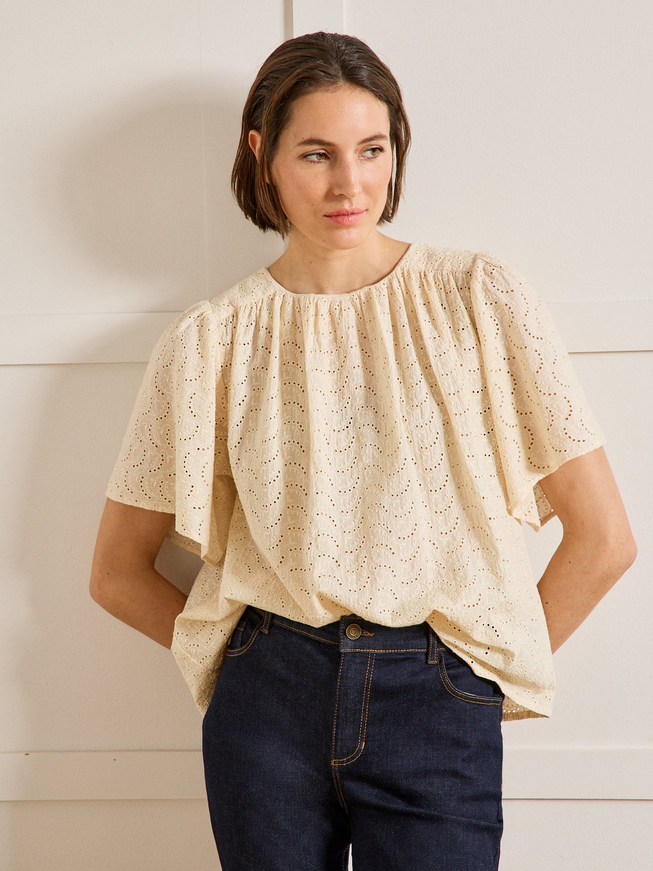Top broderie anglaise manches papillon femme