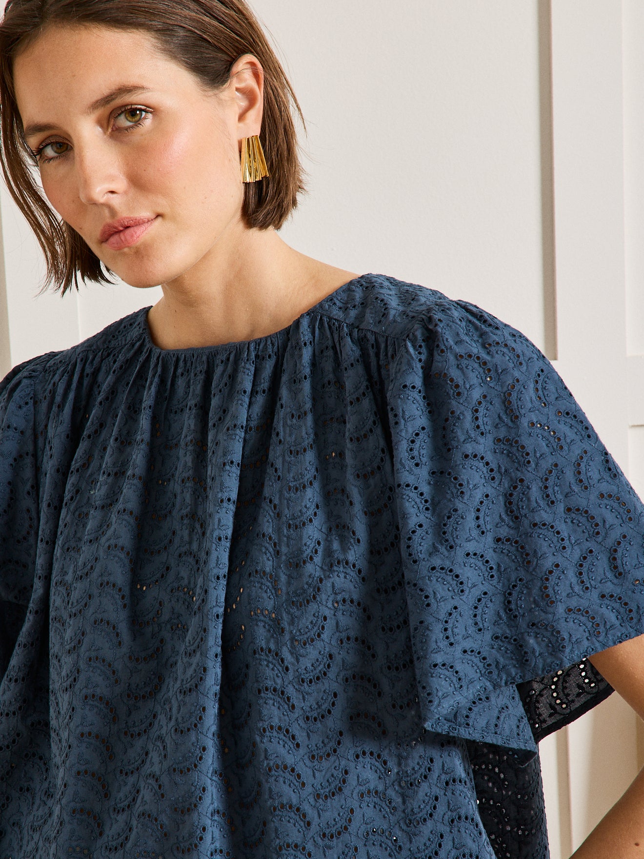 Top broderie anglaise manches papillon femme