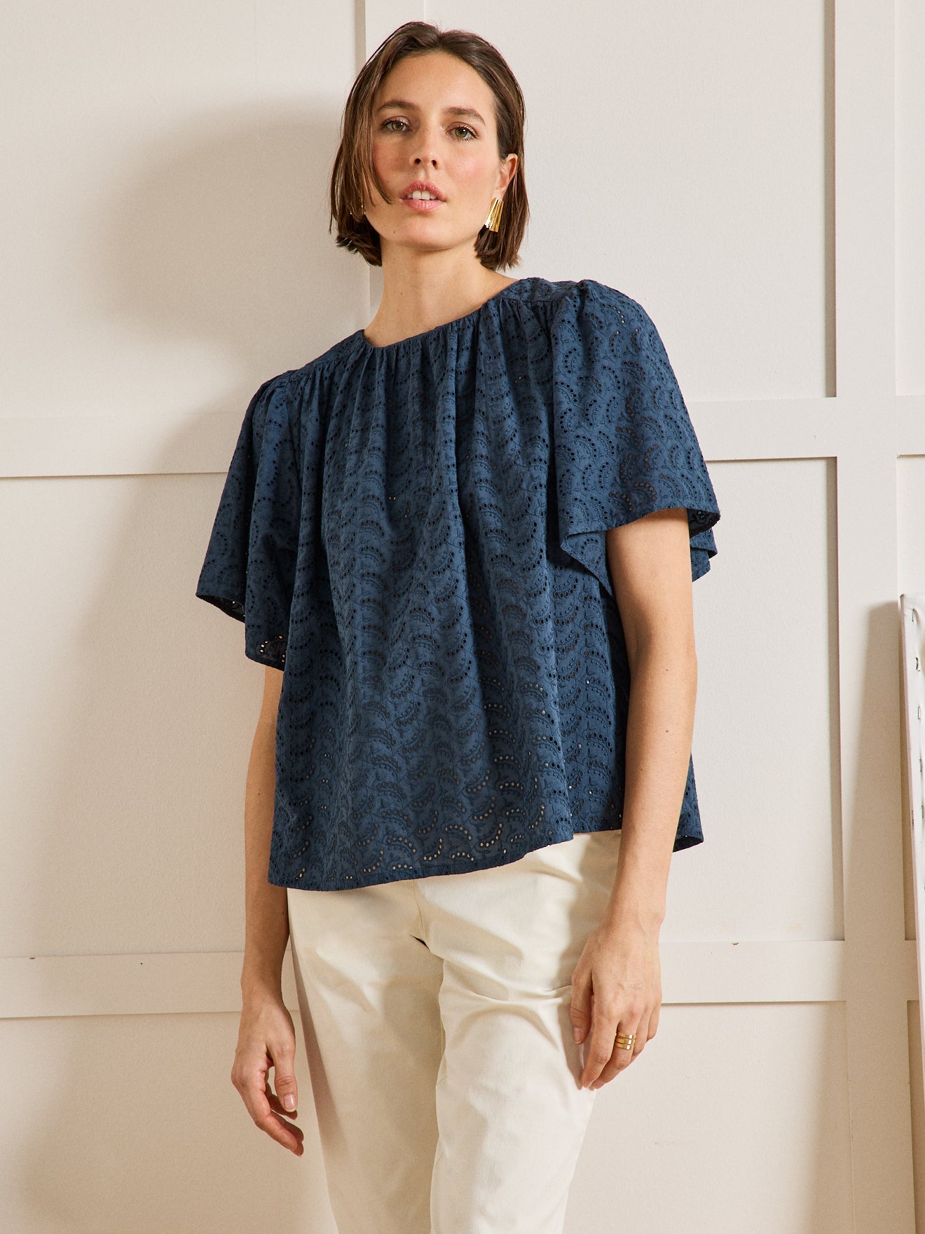 Top broderie anglaise manches papillon femme