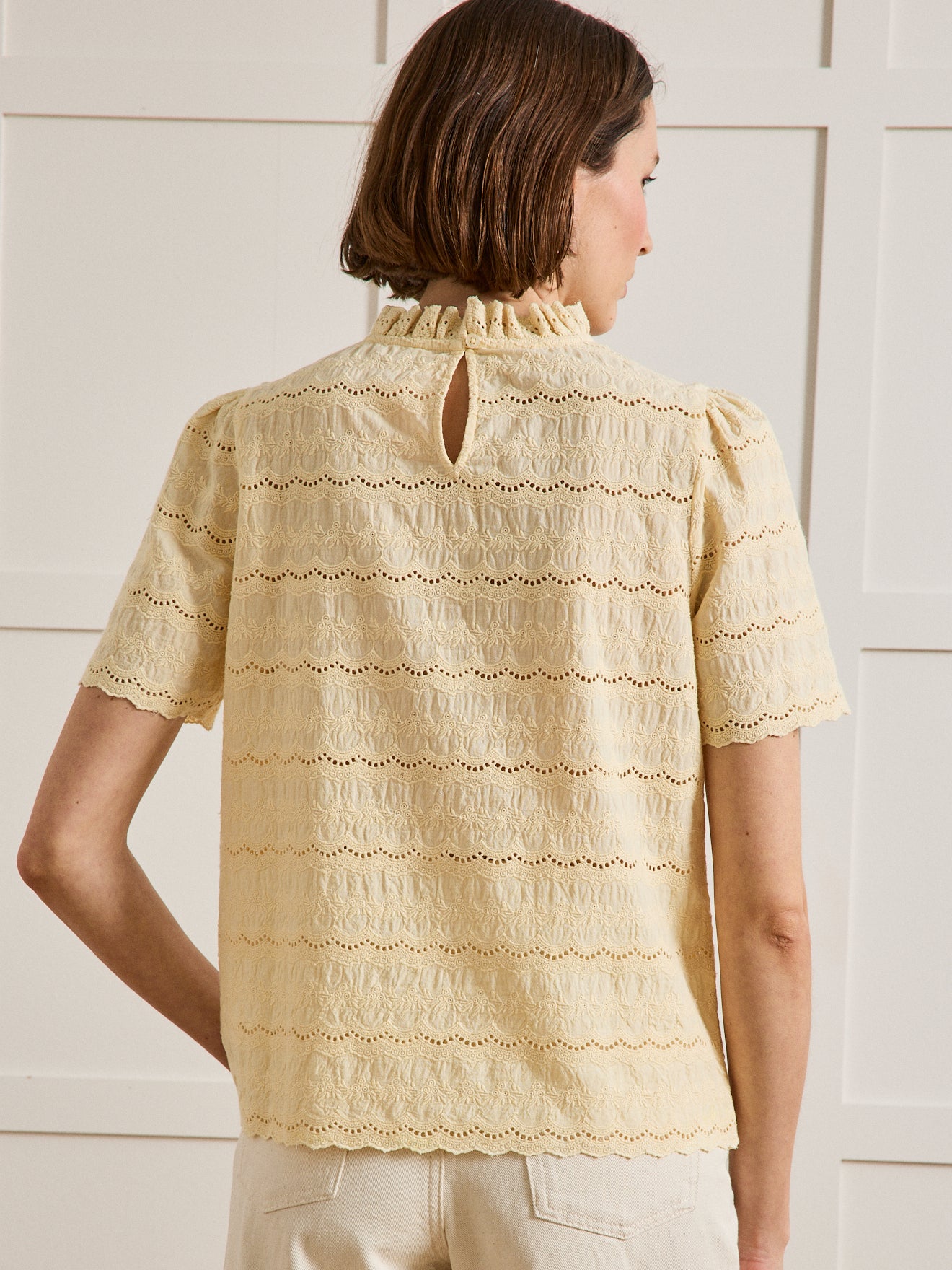 Top broderie anglaise col volanté femme