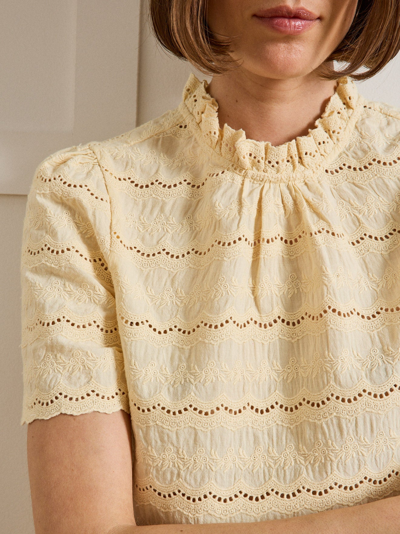Top broderie anglaise col volanté femme