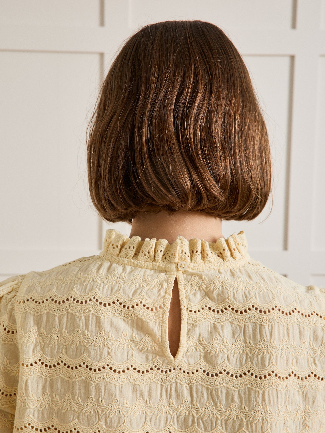 Top broderie anglaise col volanté femme