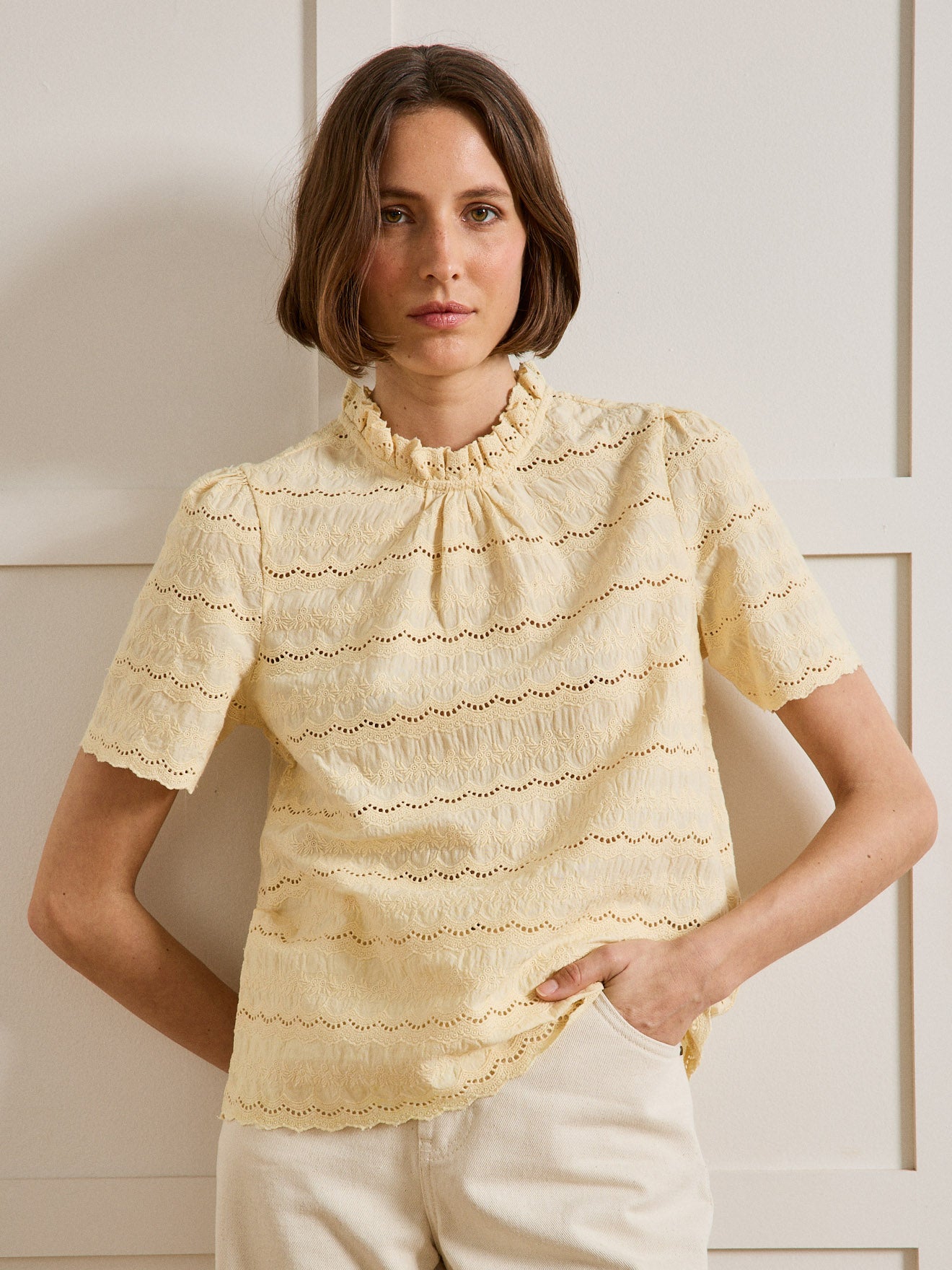 Top broderie anglaise col volanté femme