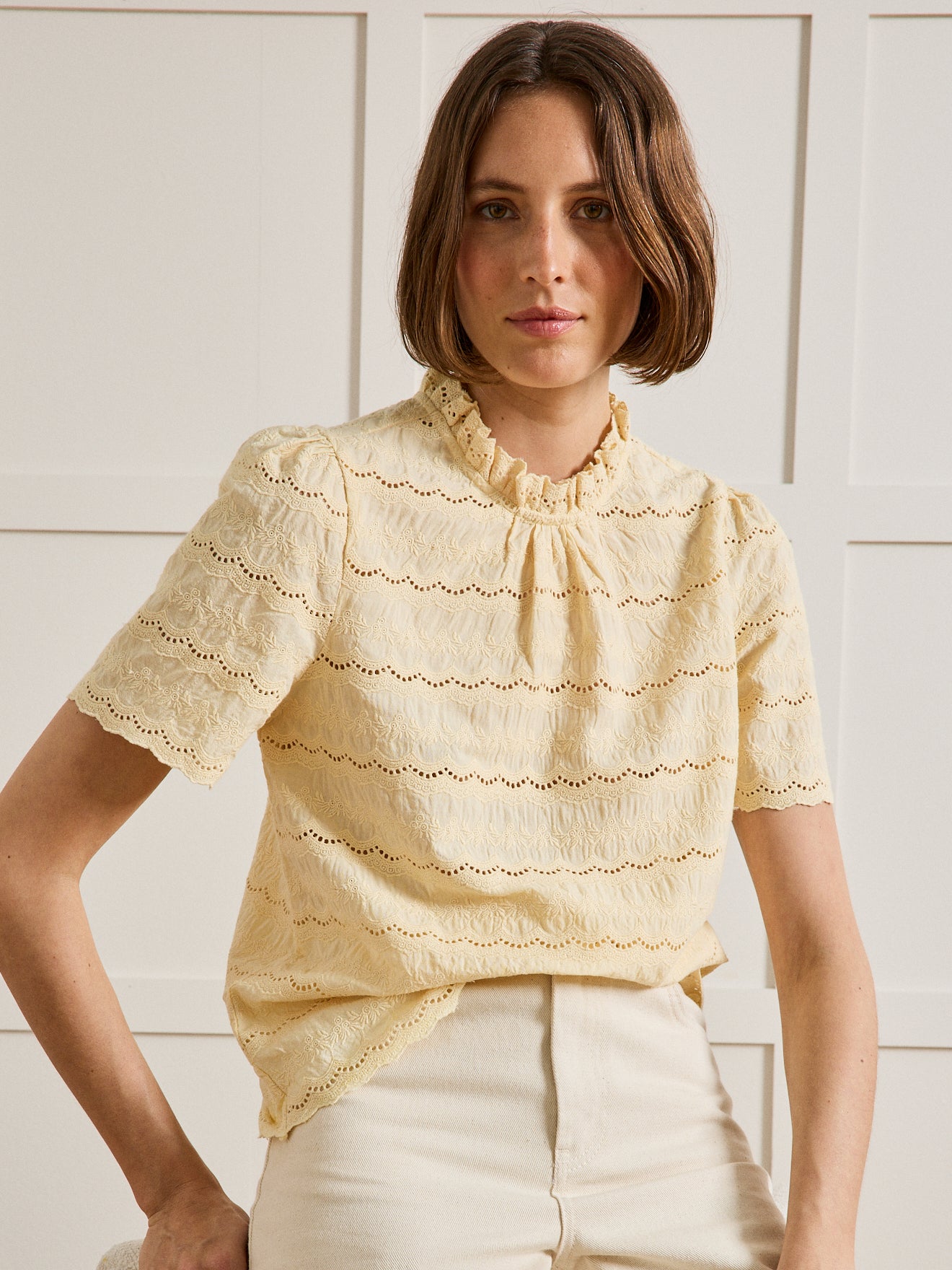 Top broderie anglaise col volanté femme