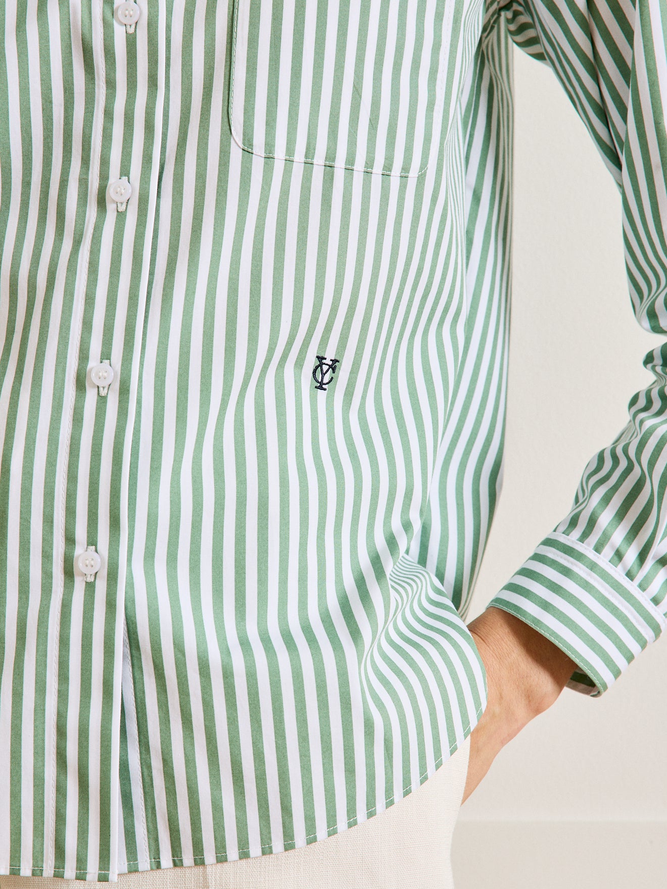 Gestreept dameshemd met geborduurd monogram