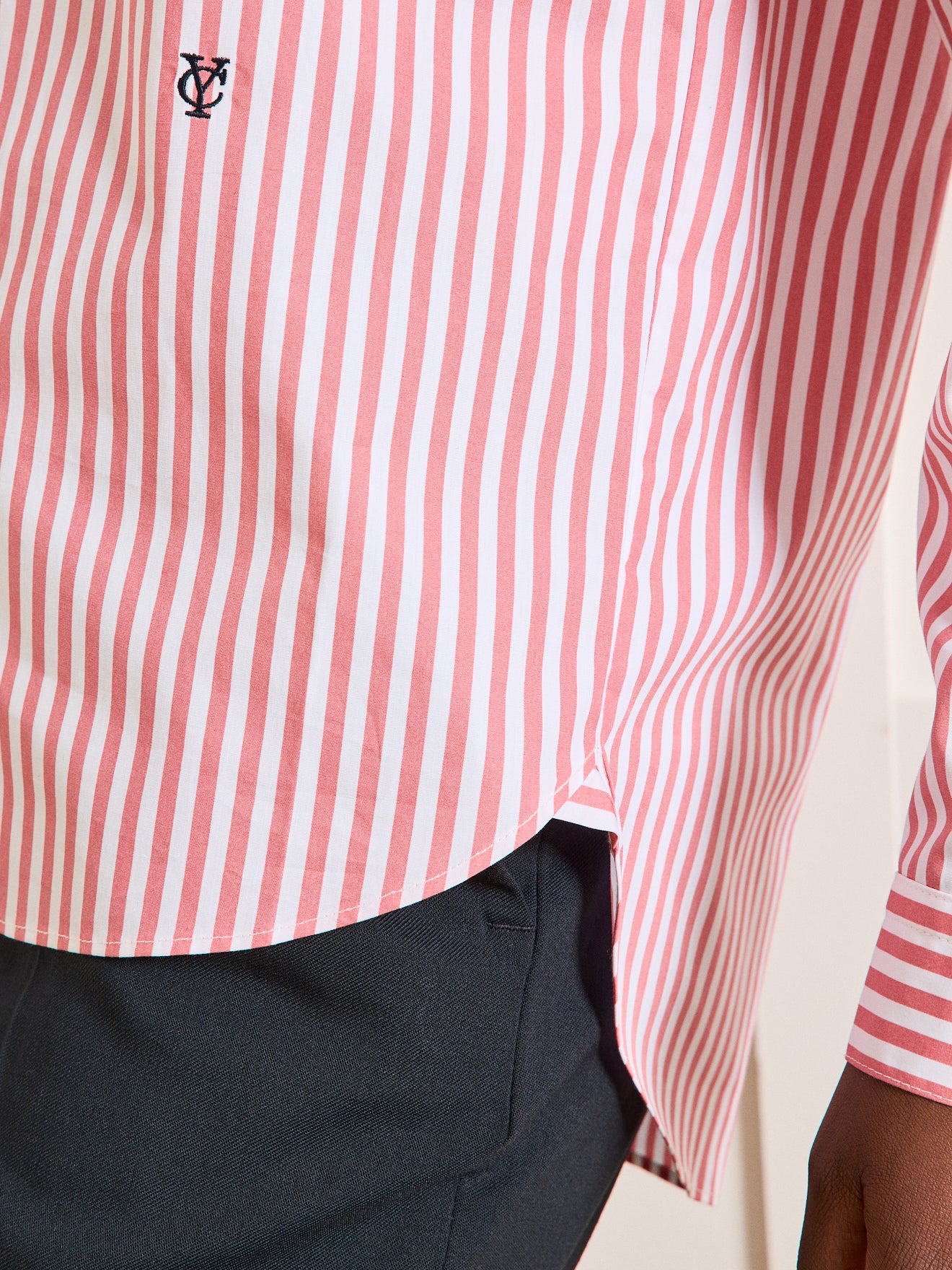 Gestreept dameshemd met geborduurd monogram