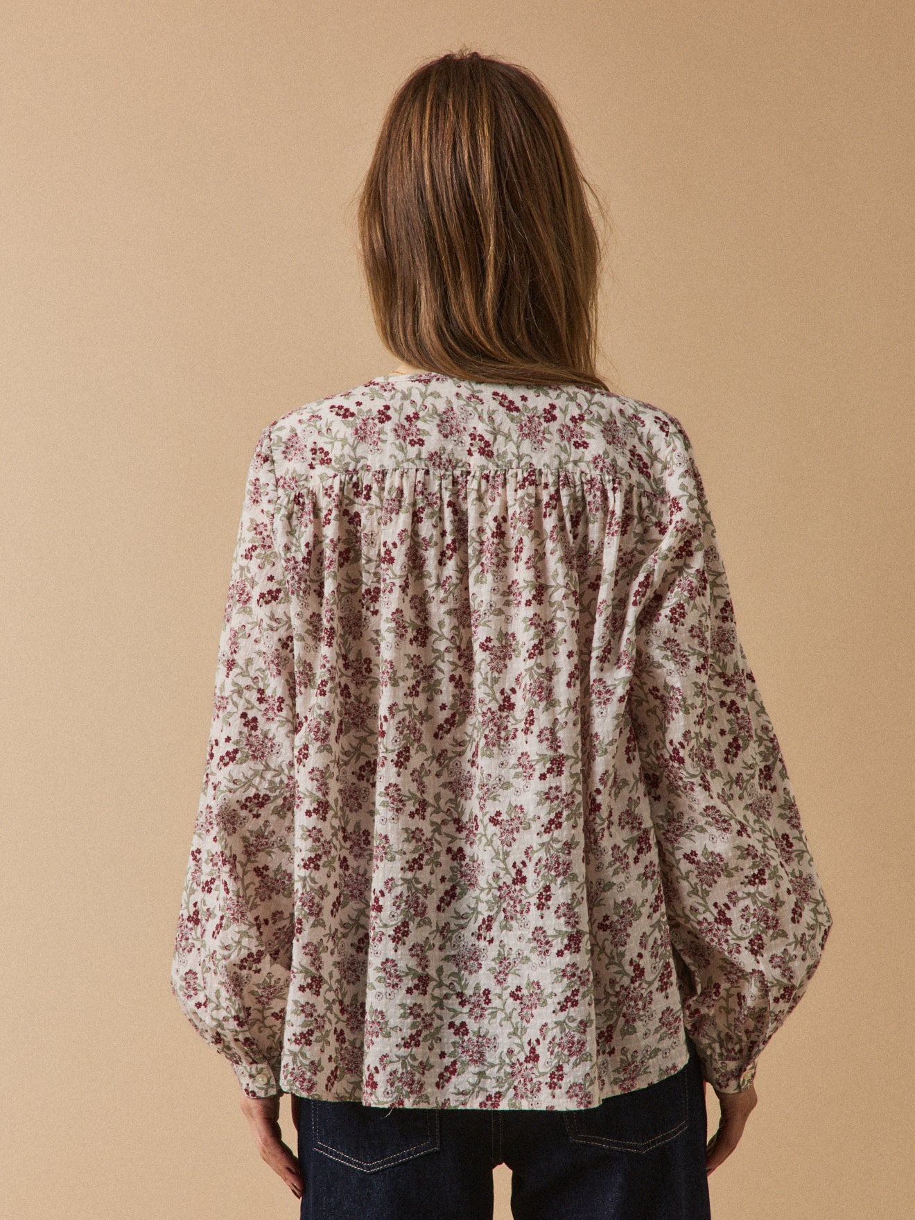 Damesbloes in structuurstof met Mathilde-print