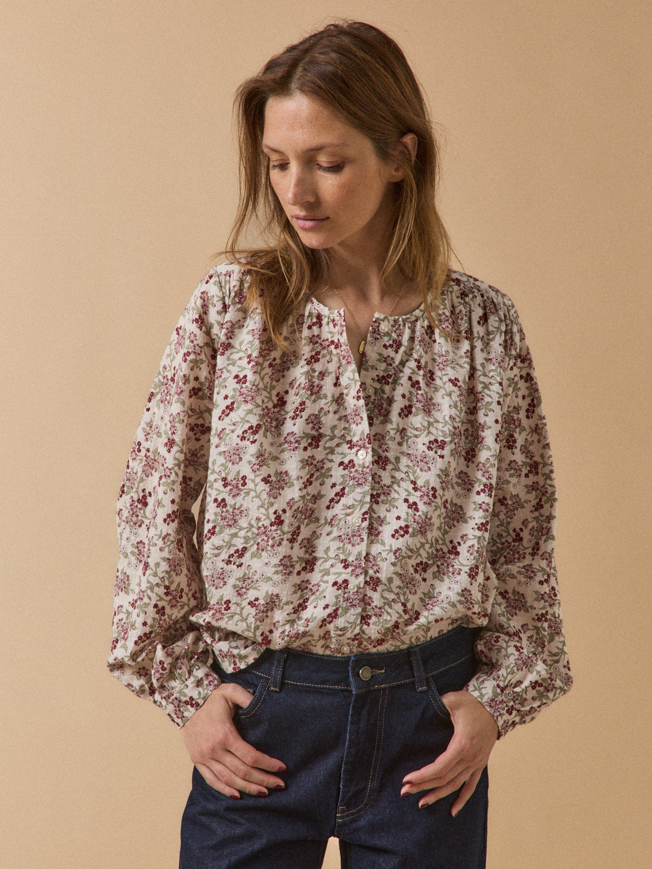 Damesbloes in structuurstof met Mathilde-print