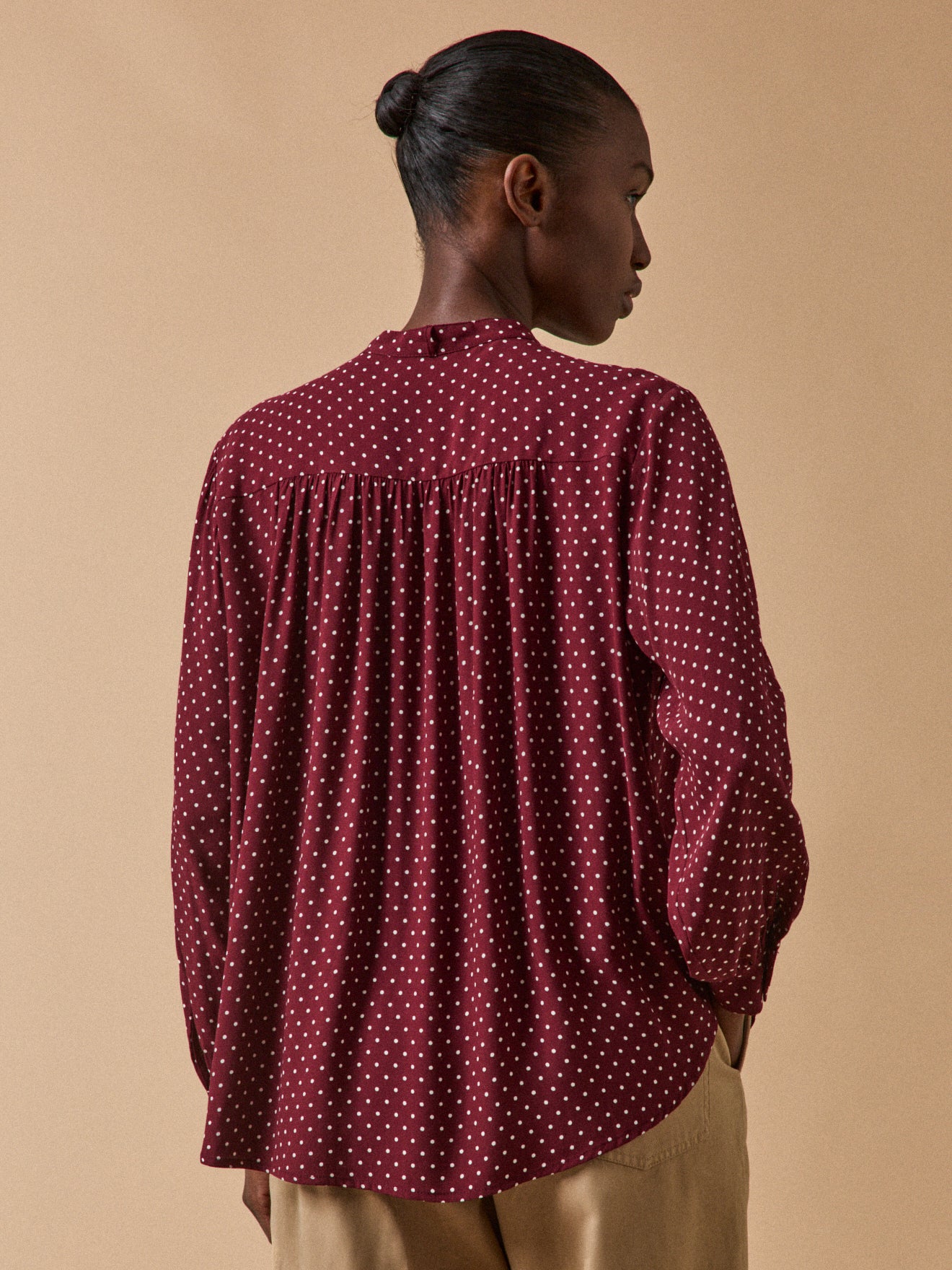 Damesbloes in viscose met stippenprint en lavallière