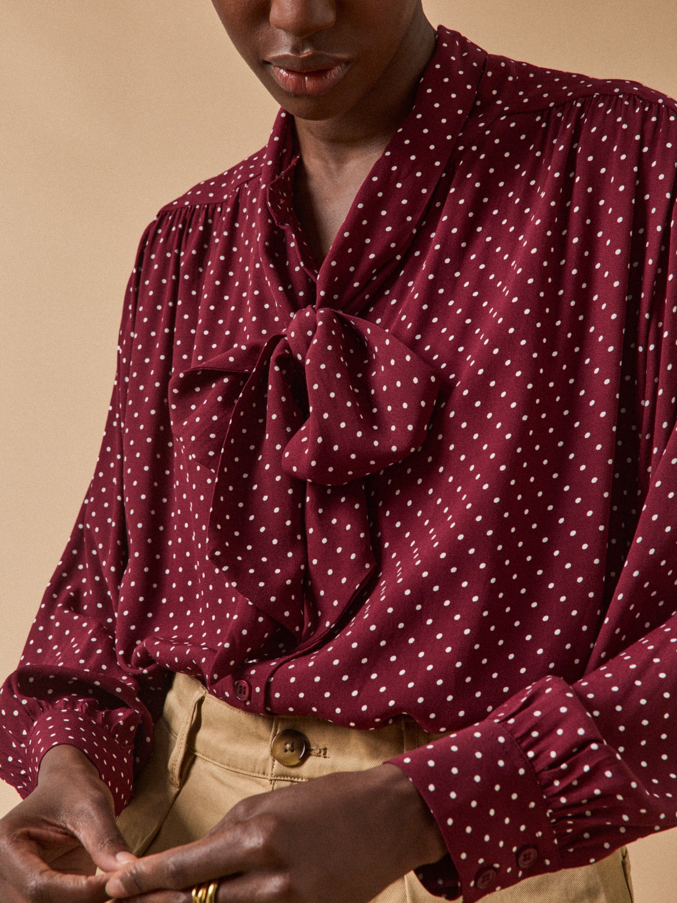 Damesbloes in viscose met stippenprint en lavallière