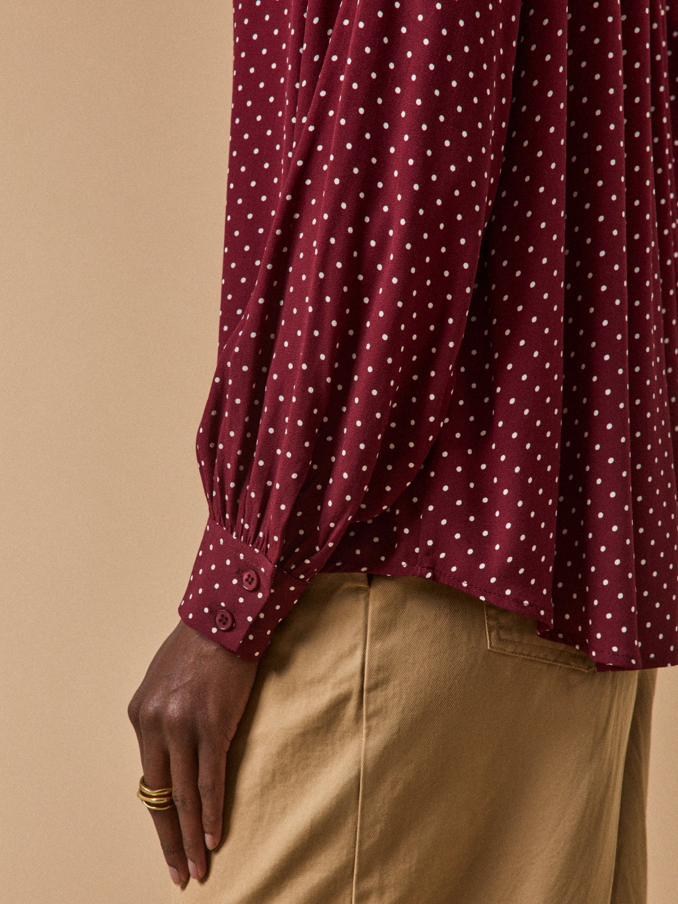 Damesbloes in viscose met stippenprint en lavallière