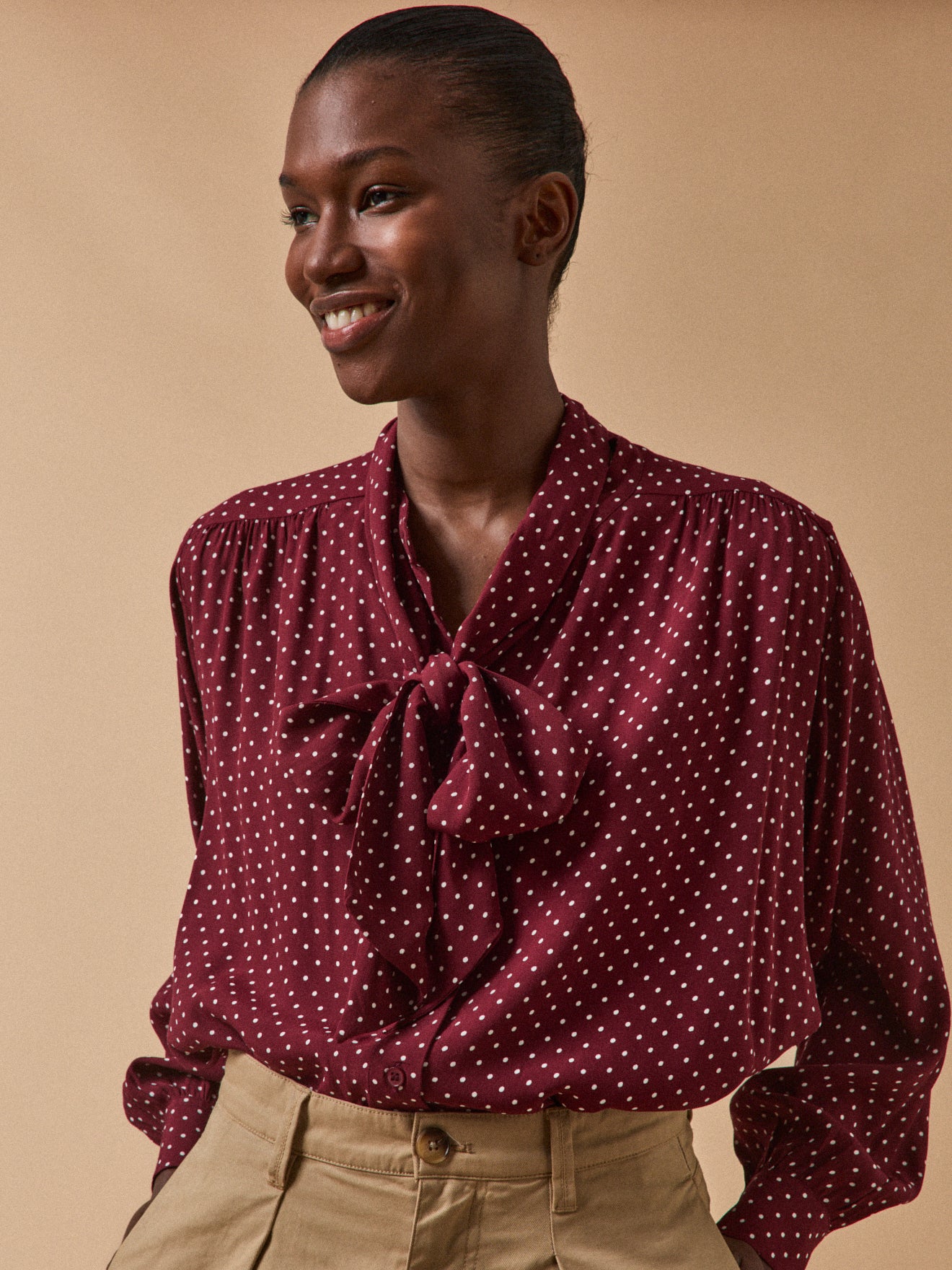 Damesbloes in viscose met stippenprint en lavallière