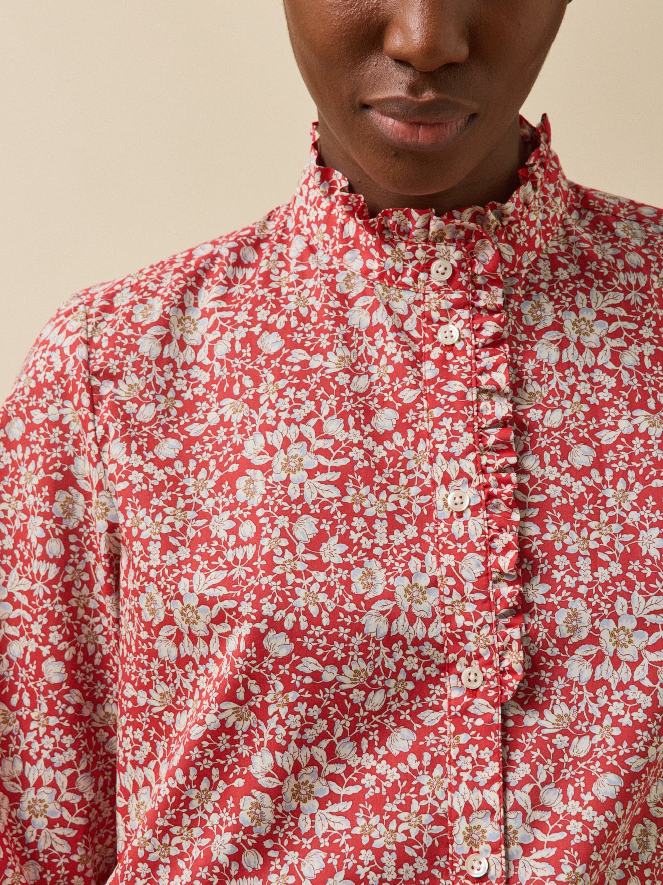 Damesbloes in Liberty-stof met strookje aan de hals - Limited Collection