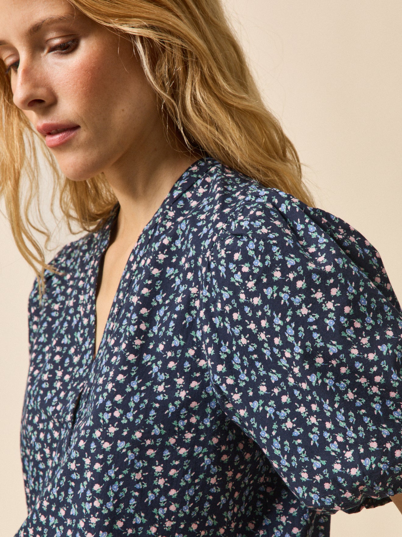 Damestop met Mini Roses-print