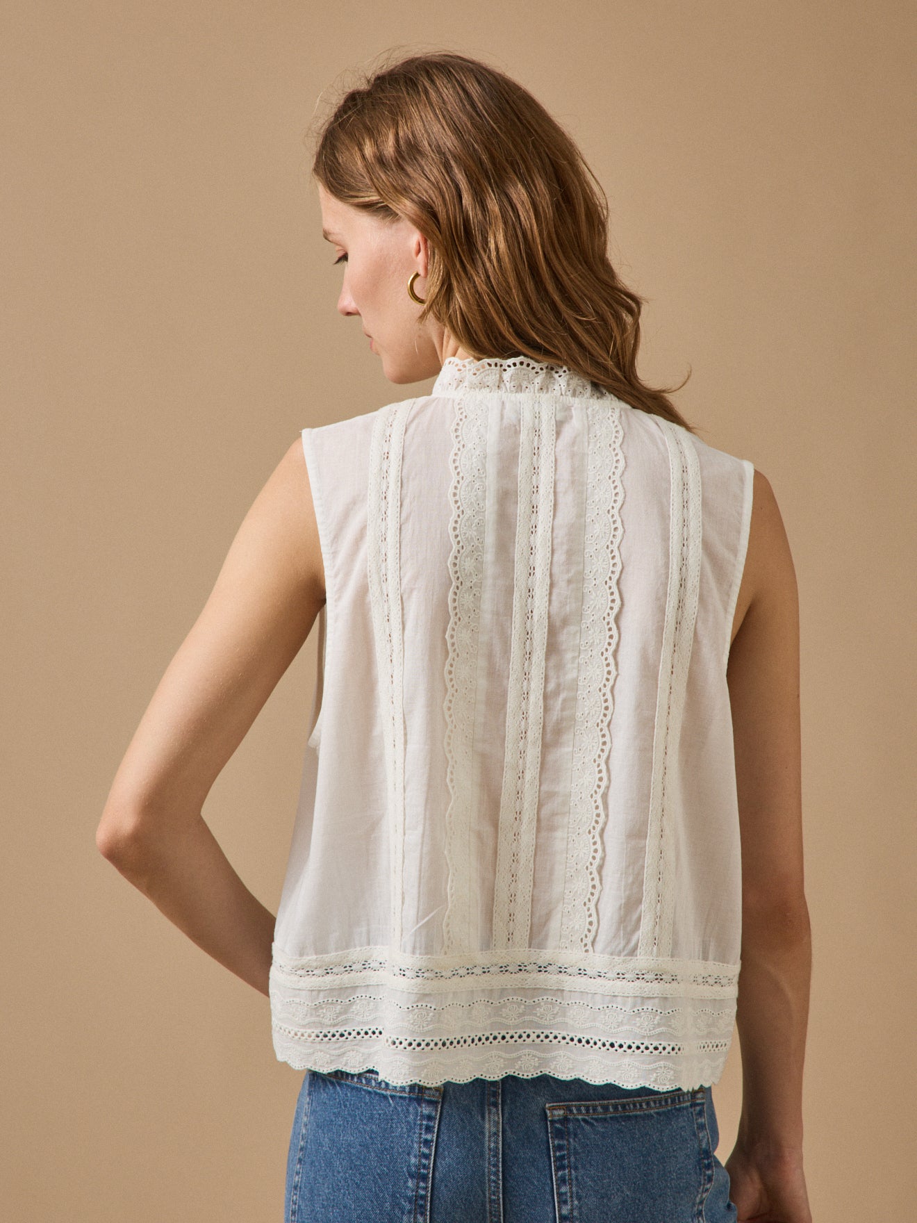Top sans manches boutonné brodé femme