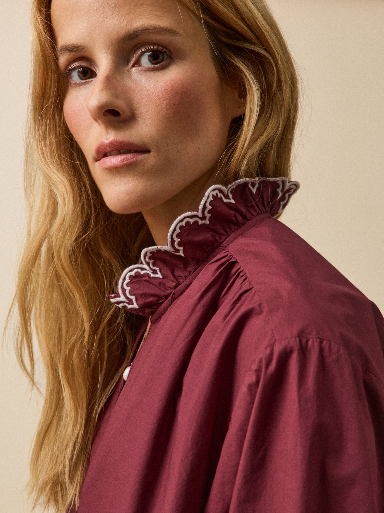 Katoenen damesbloes met strookje en borduursel