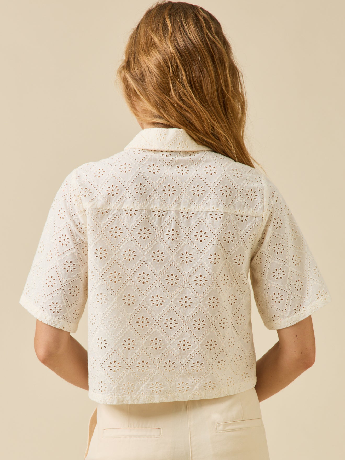 Damestop met polokraag en broderie anglaise