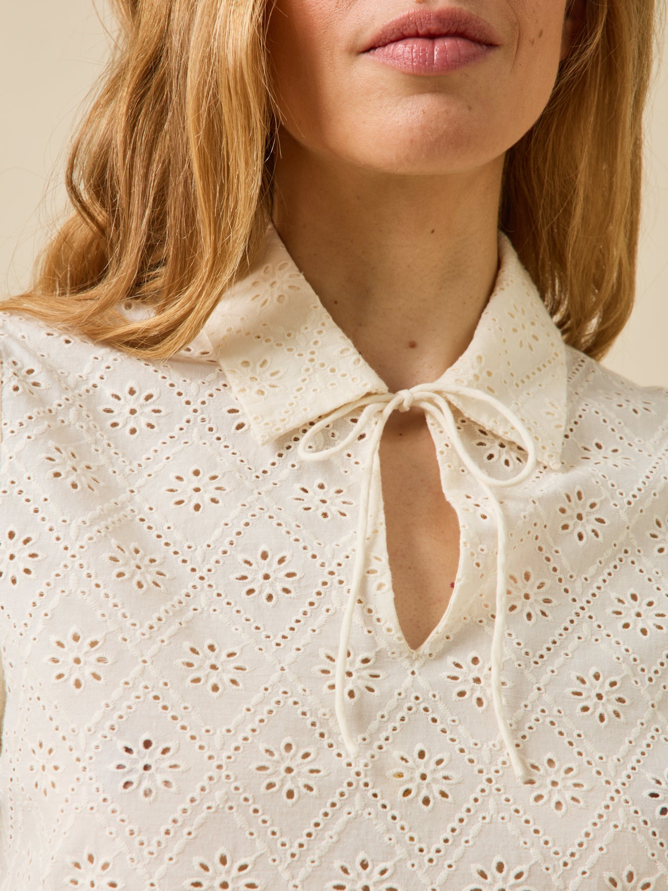 Damestop met polokraag en broderie anglaise