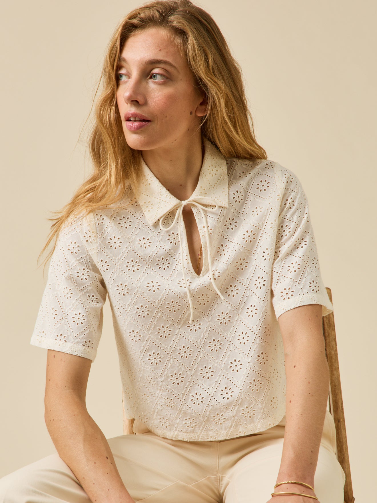 Damestop met polokraag en broderie anglaise