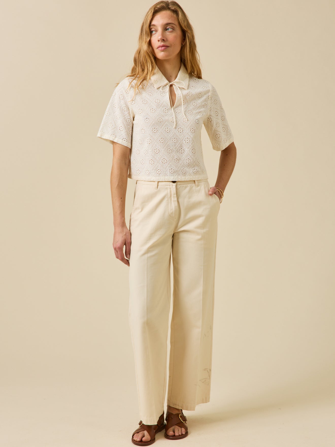 Damestop met polokraag en broderie anglaise