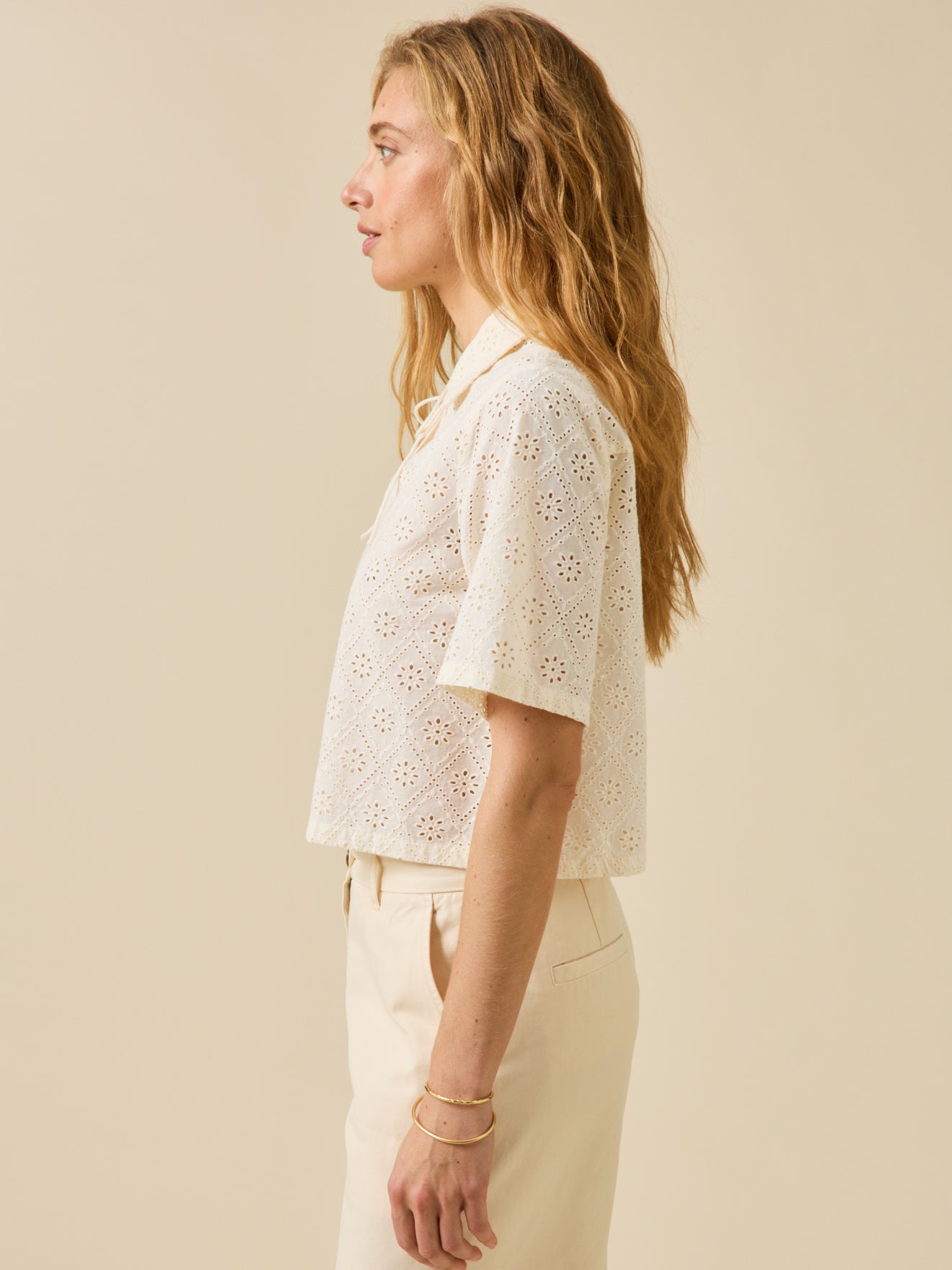 Damestop met polokraag en broderie anglaise