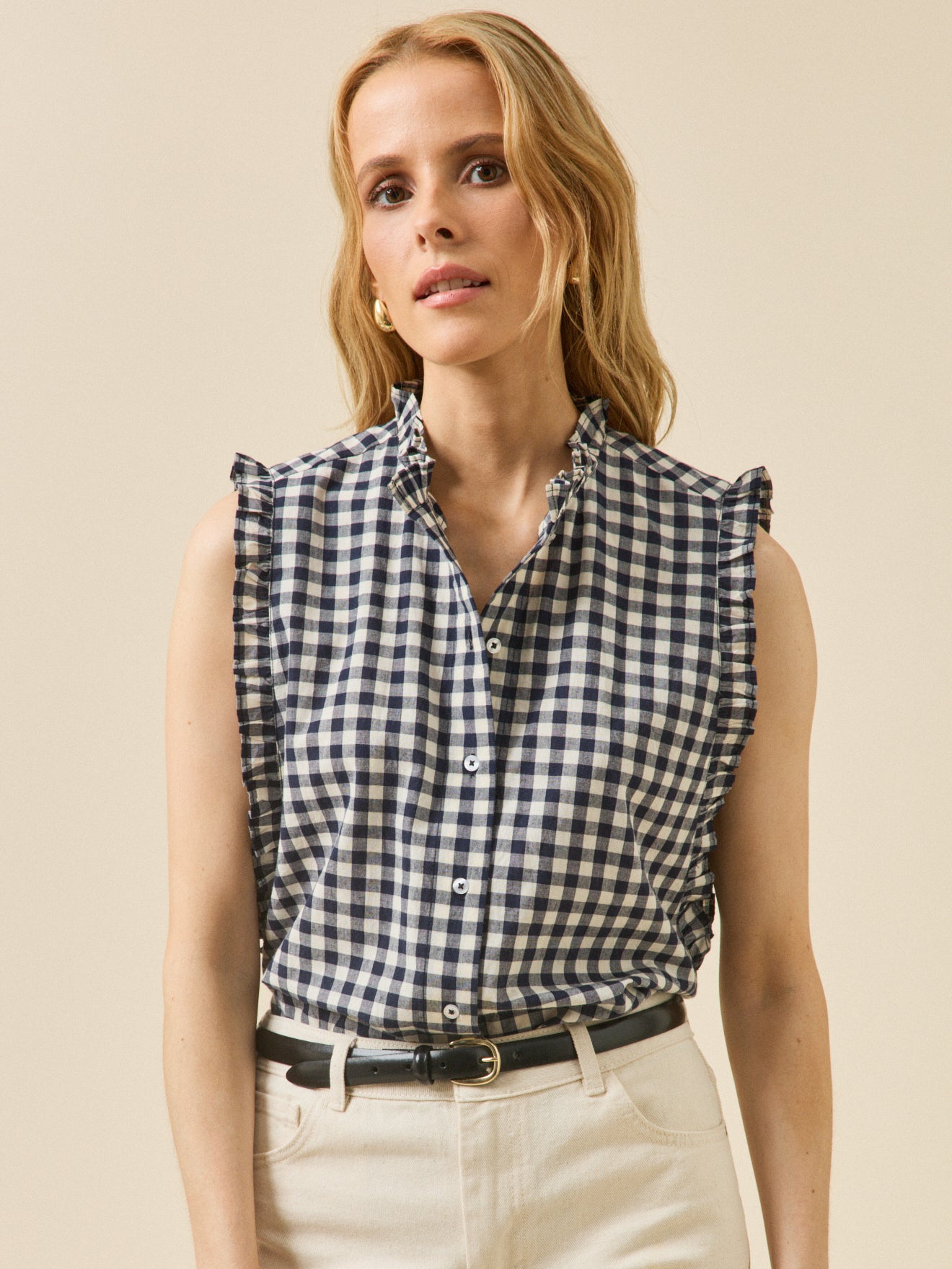 Mouwloze damestop met vichyruitjes en strookjes