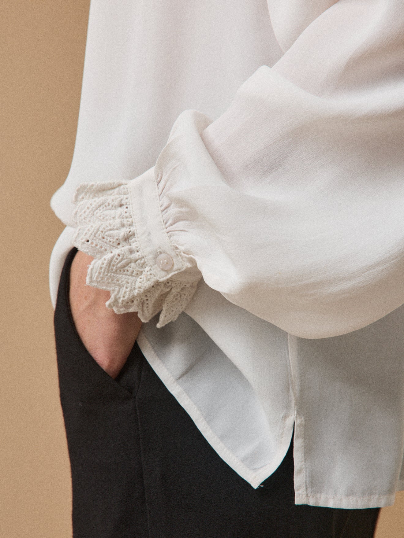 Soepele damesbloes met geborduurde strookjes