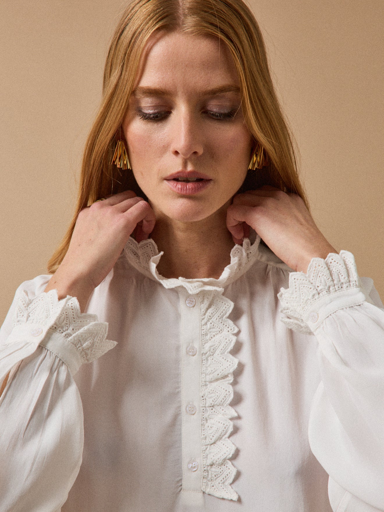 Soepele damesbloes met geborduurde strookjes