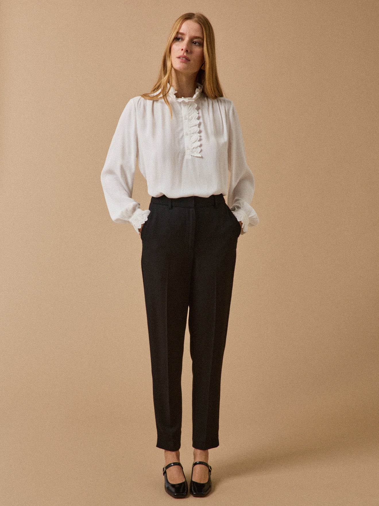 Soepele damesbloes met geborduurde strookjes