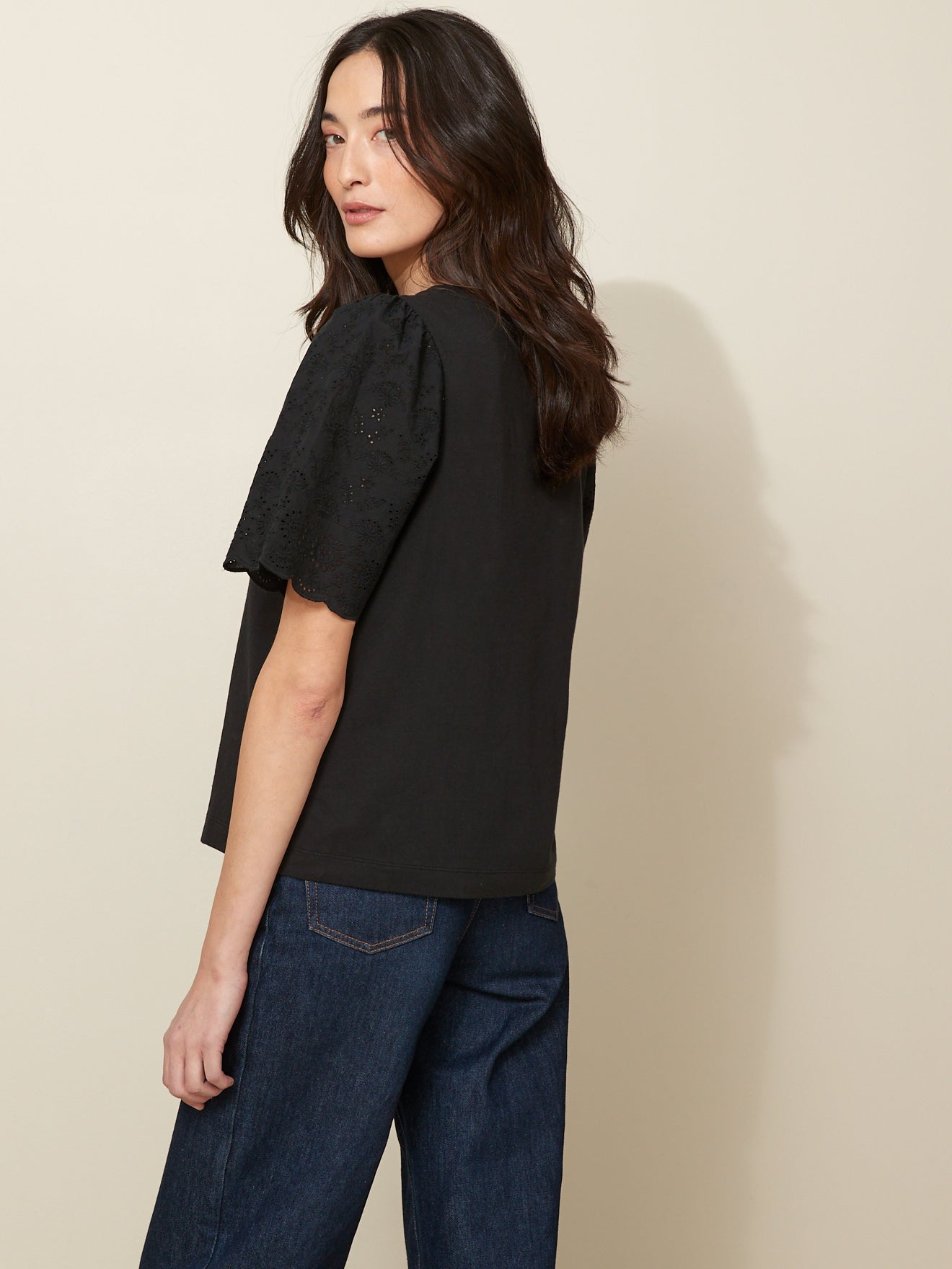 T-shirt met borduursel aan de mouwen - biokatoen