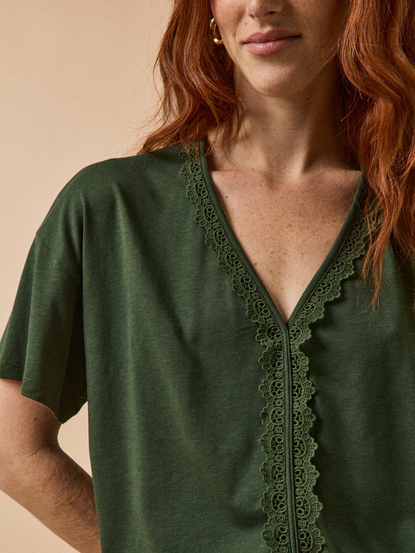 Damesshirt met V-hals en kant - lyocell en katoen
