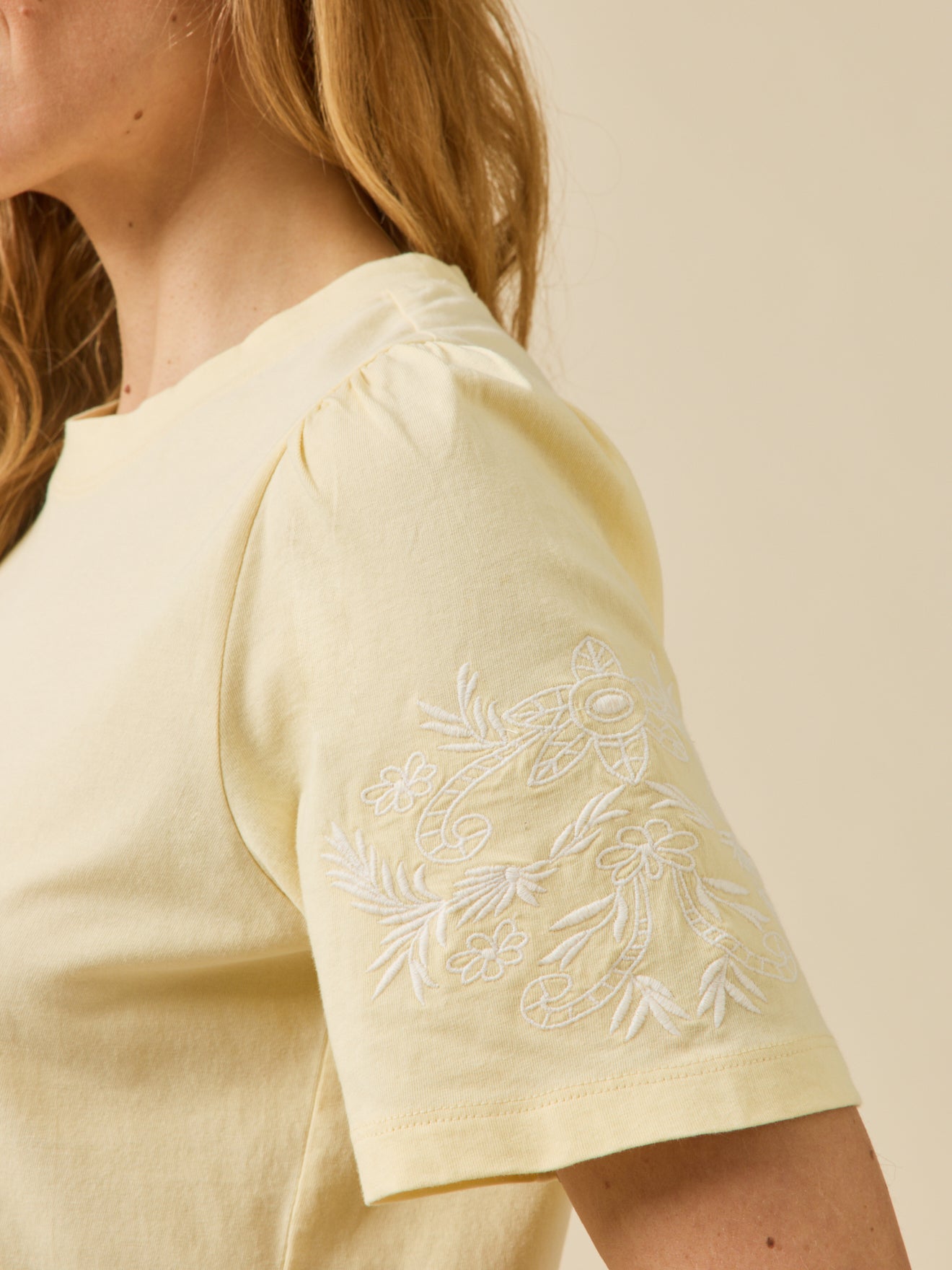 Damesshirt met borduursel - biokatoen