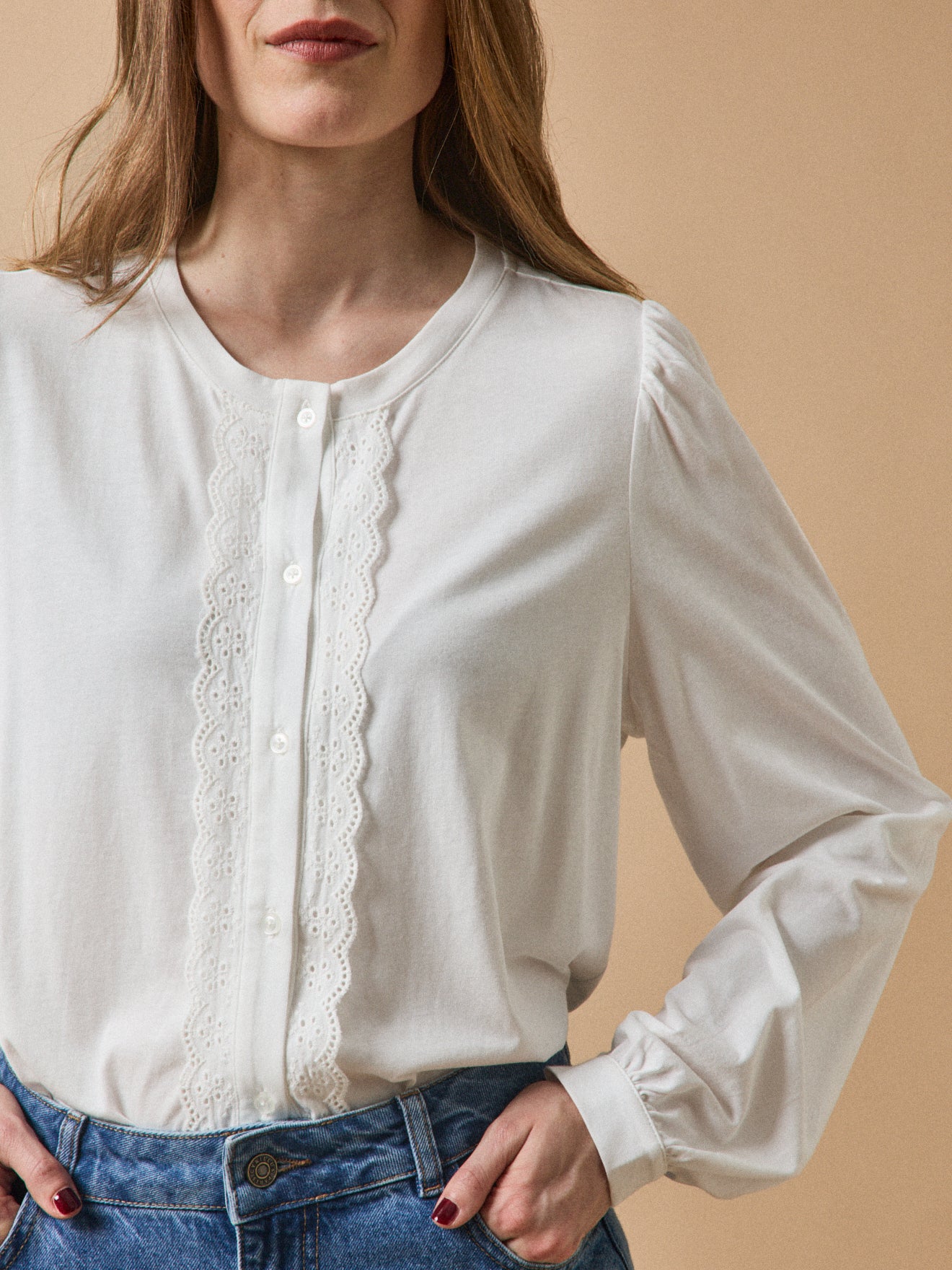 Damesshirt met borduursel en knopen - modal en biokatoen