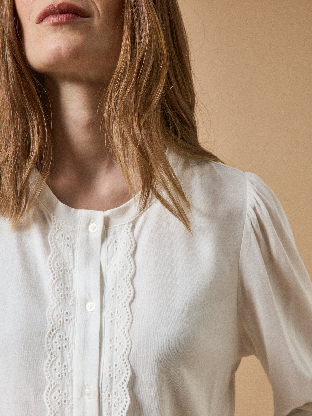 Damesshirt met borduursel en knopen - modal en biokatoen