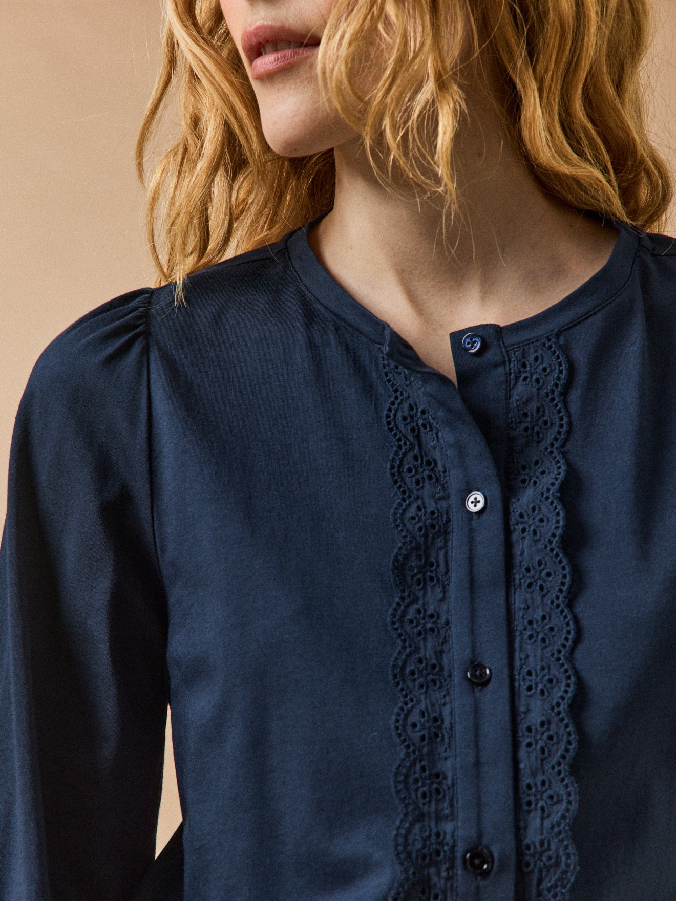 Damesshirt met borduursel en knopen - modal en biokatoen
