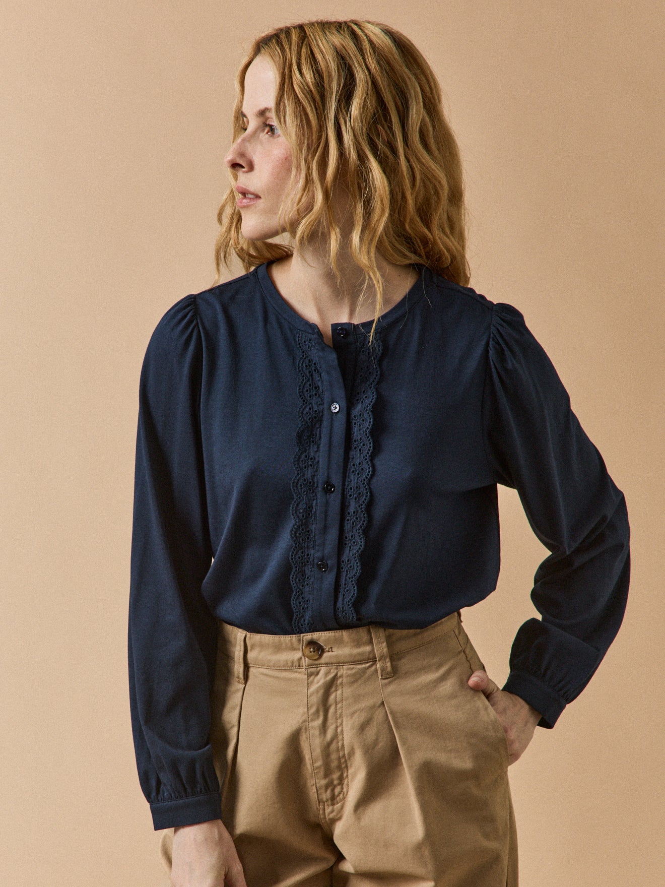 Damesshirt met borduursel en knopen - modal en biokatoen