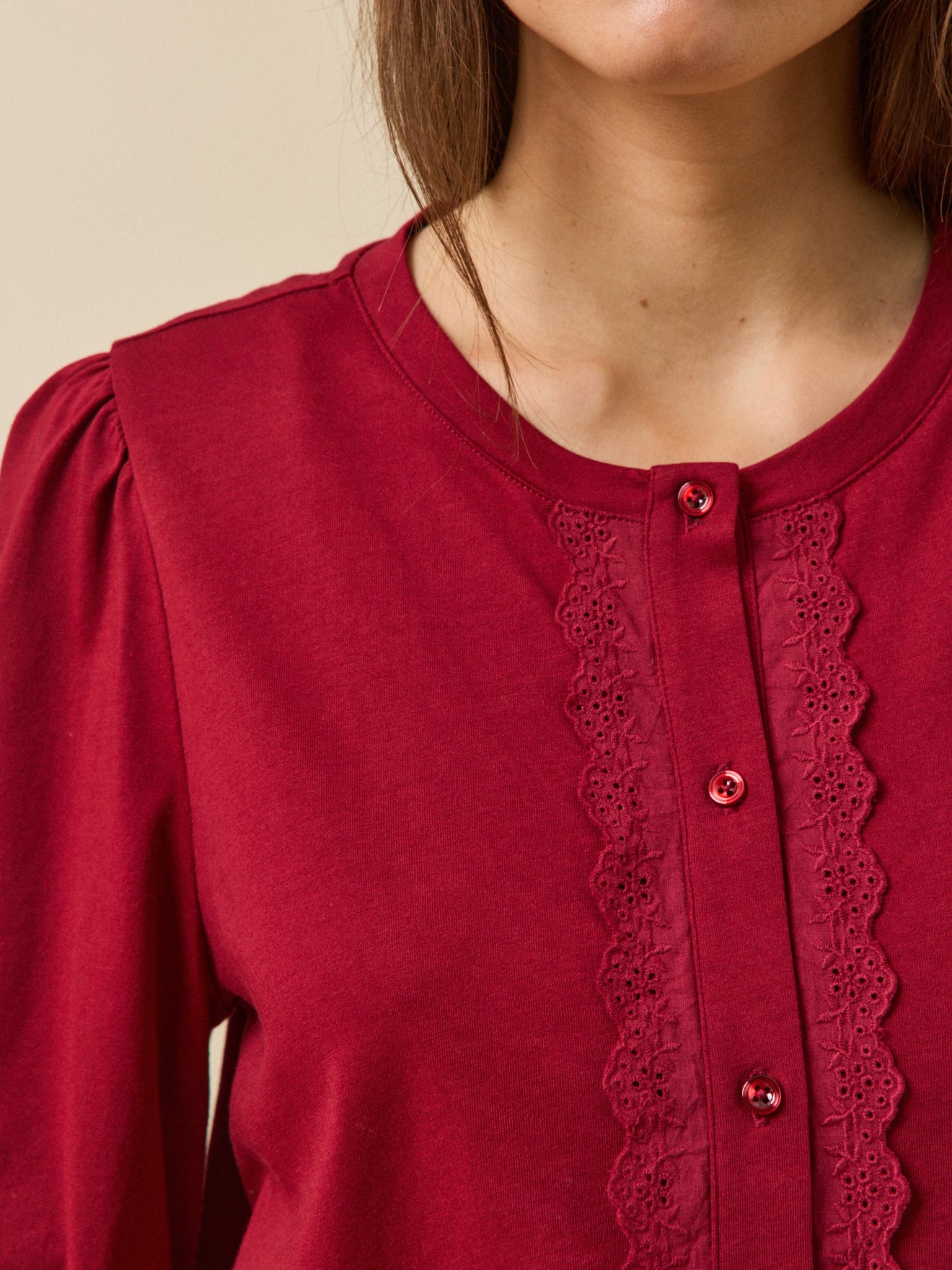 Damesshirt met borduursel - modal en biokatoen