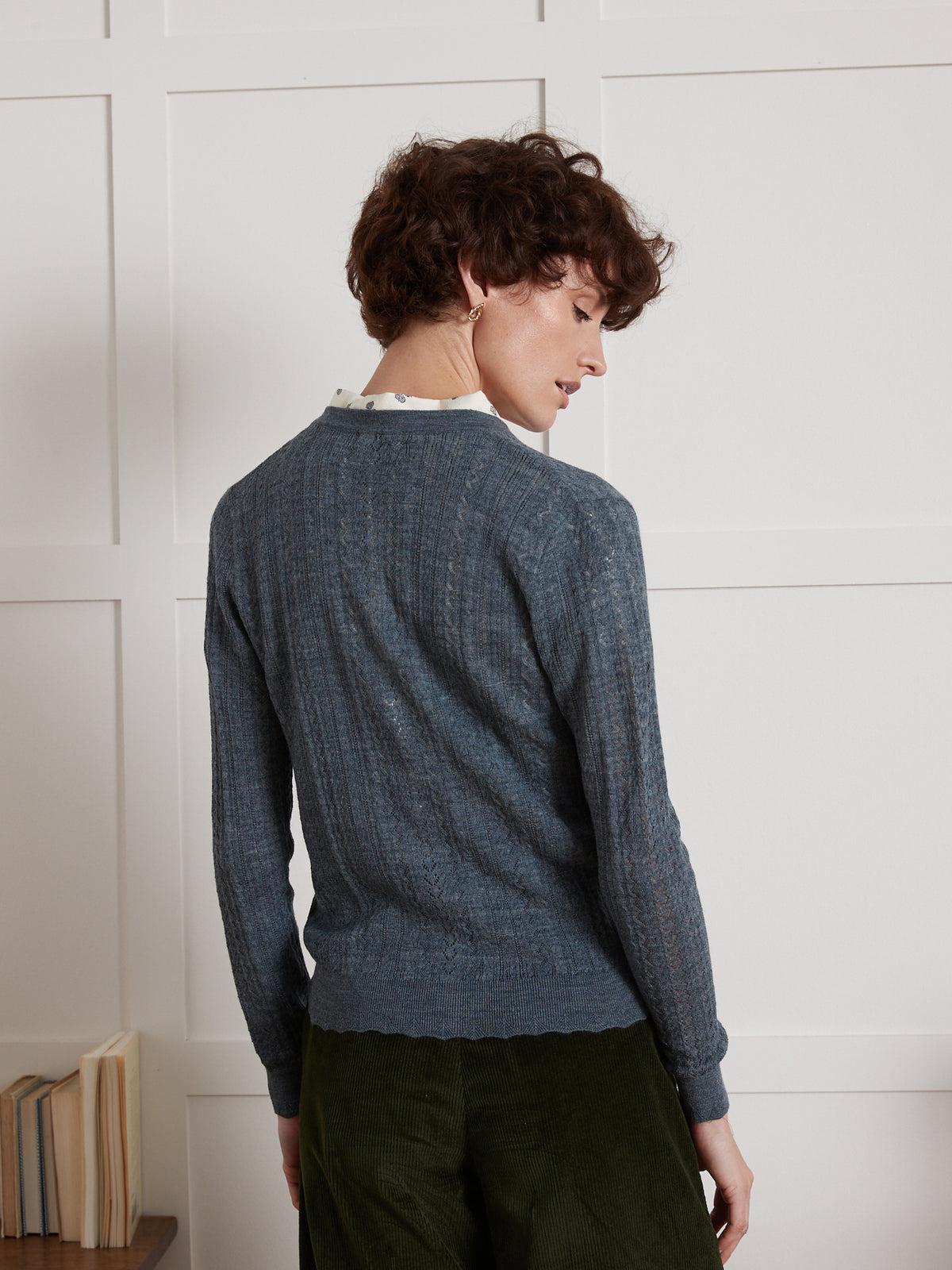 Damescardigan in ajourtricot met knoopsluiting