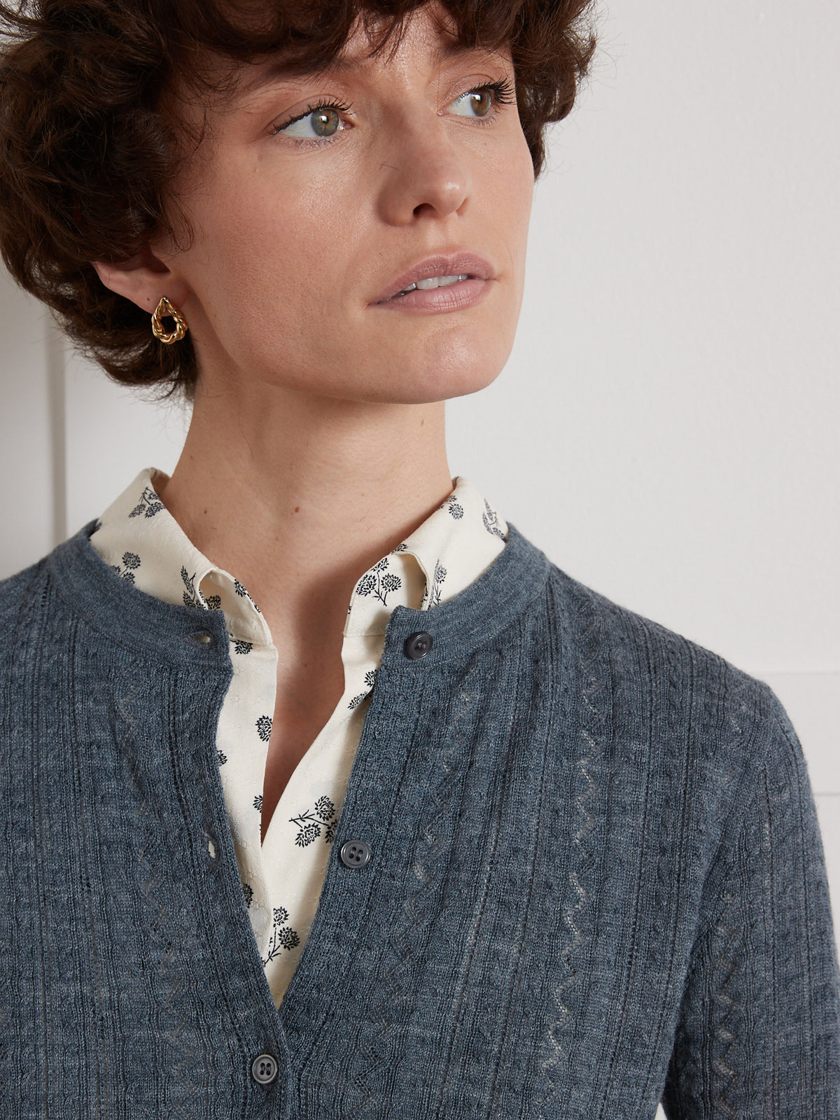 Damescardigan in ajourtricot met knoopsluiting
