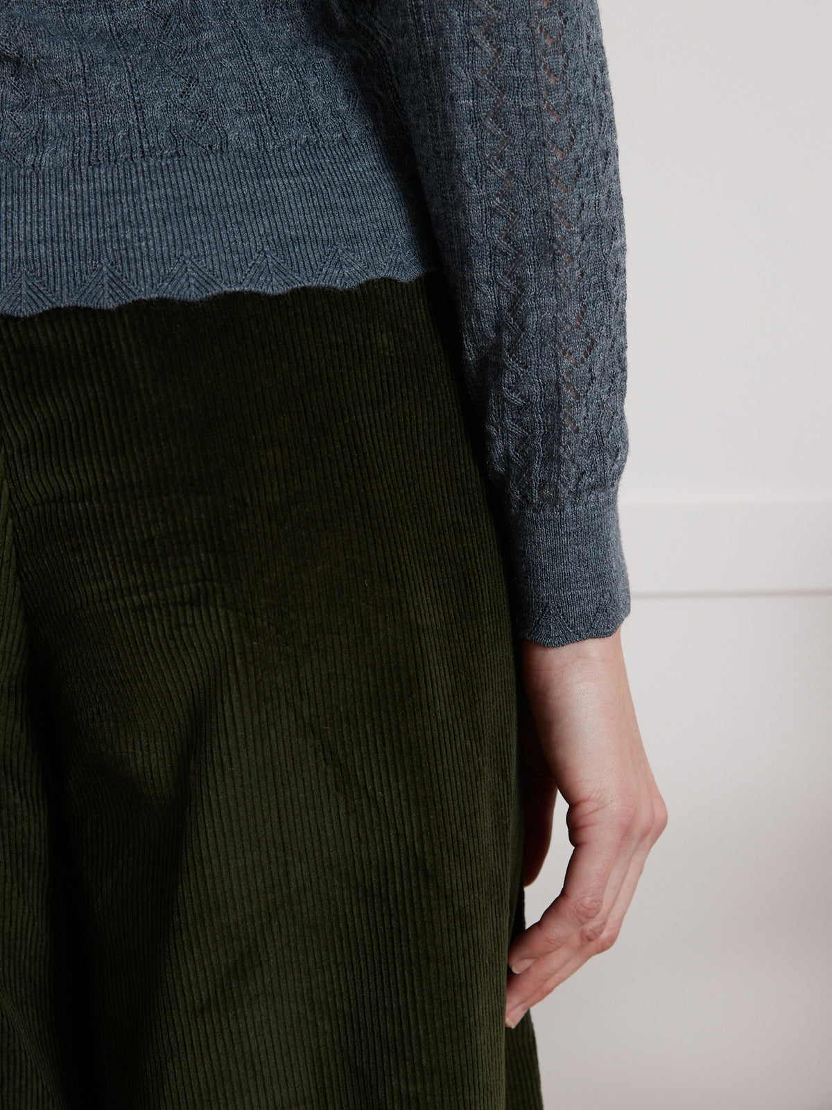 Damescardigan in ajourtricot met knoopsluiting