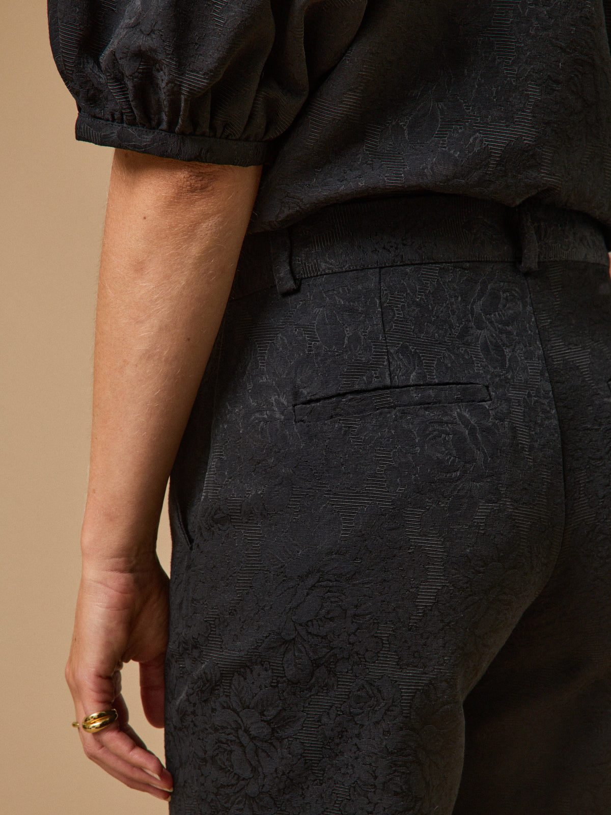 Cropped damesbroek met sigarettenpijpen Léo