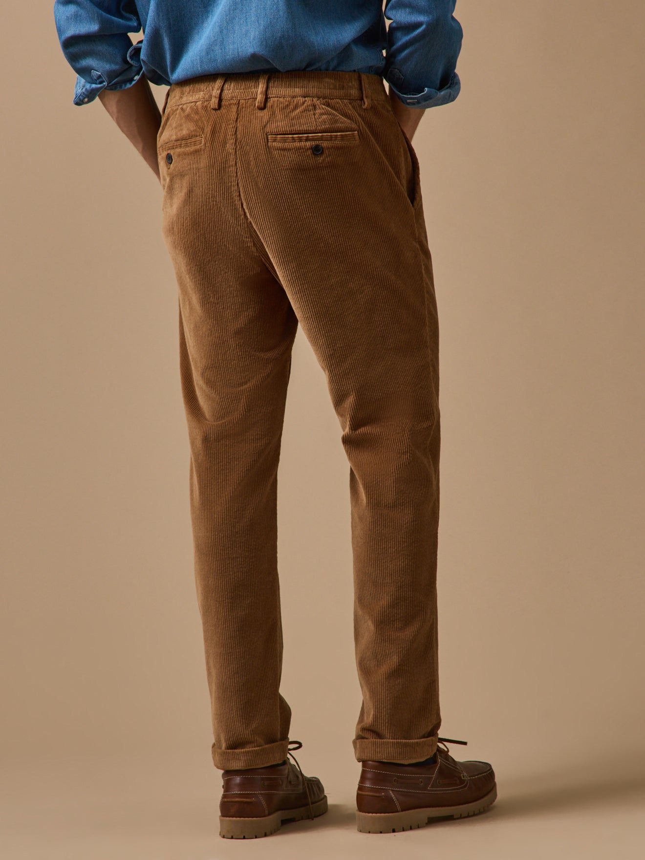 Herenbroek in breed geribd fluweel met elastische taille