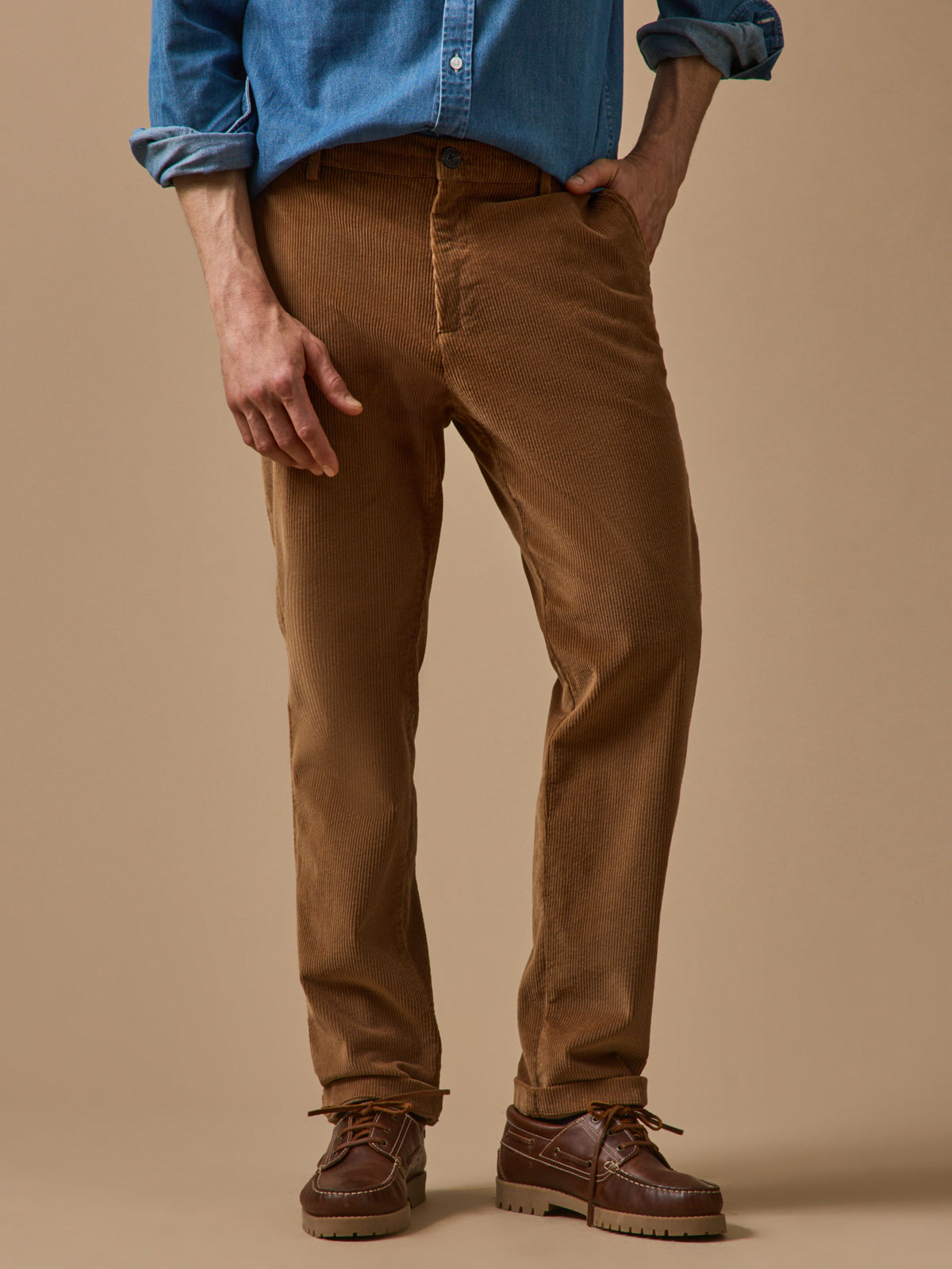 Herenbroek in breed geribd fluweel met elastische taille