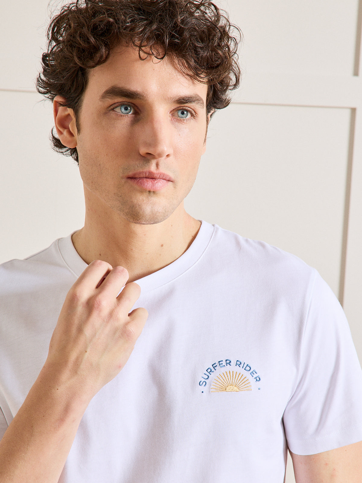 Relax fit herenshirt in biokatoen met borduursel