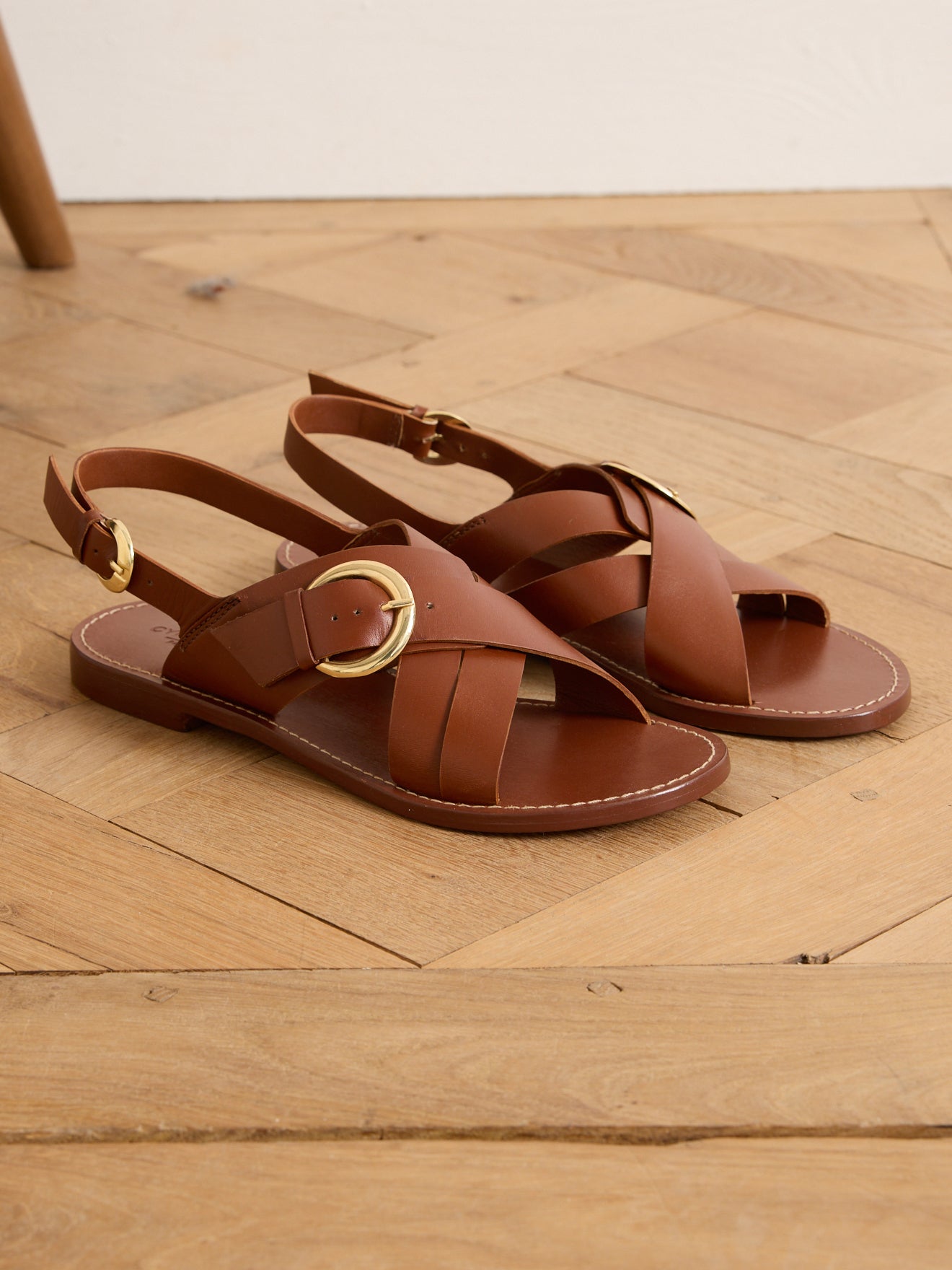 Sandales plates brides croisées cuir femme