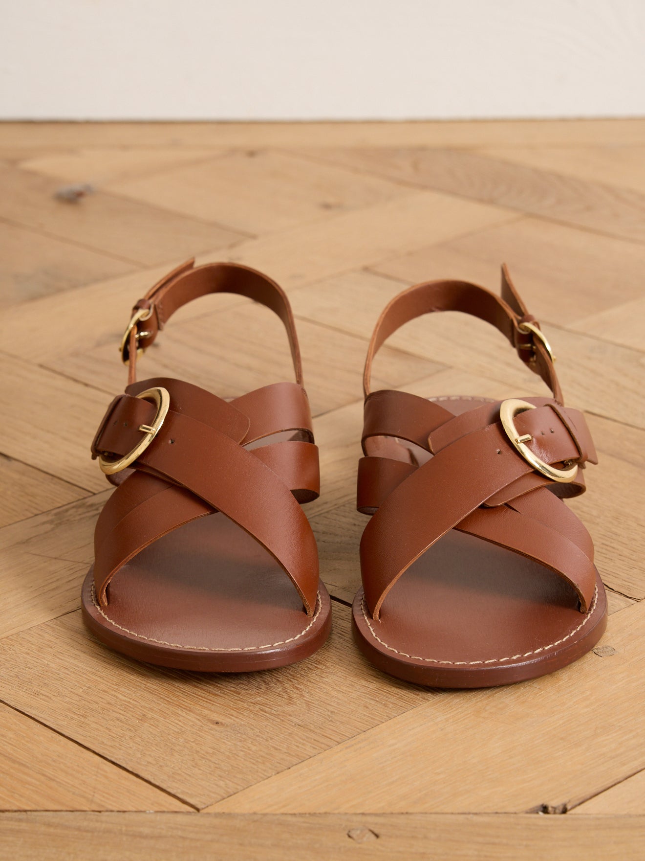 Sandales plates brides croisées cuir femme