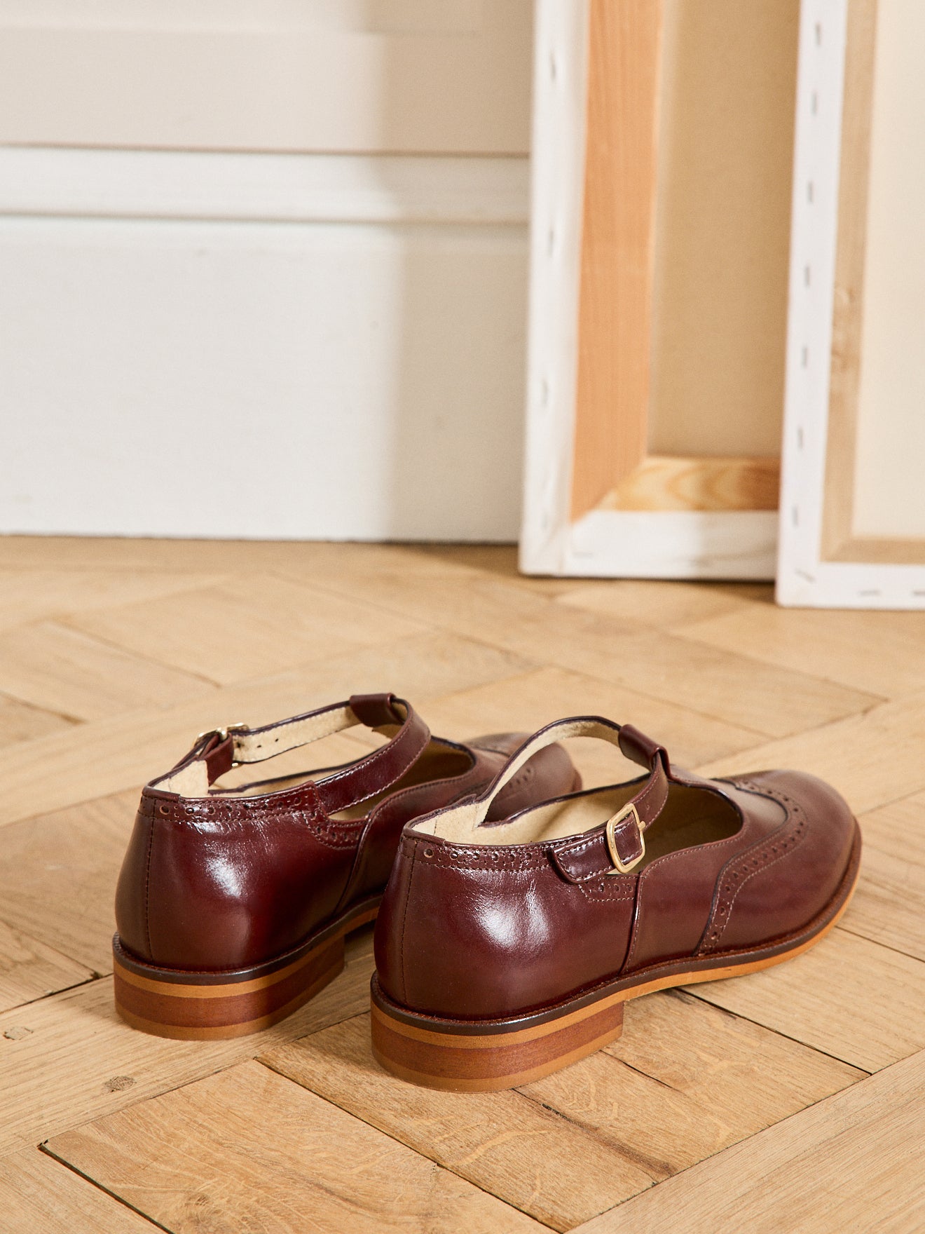 Leren damesschoenen met perforaties