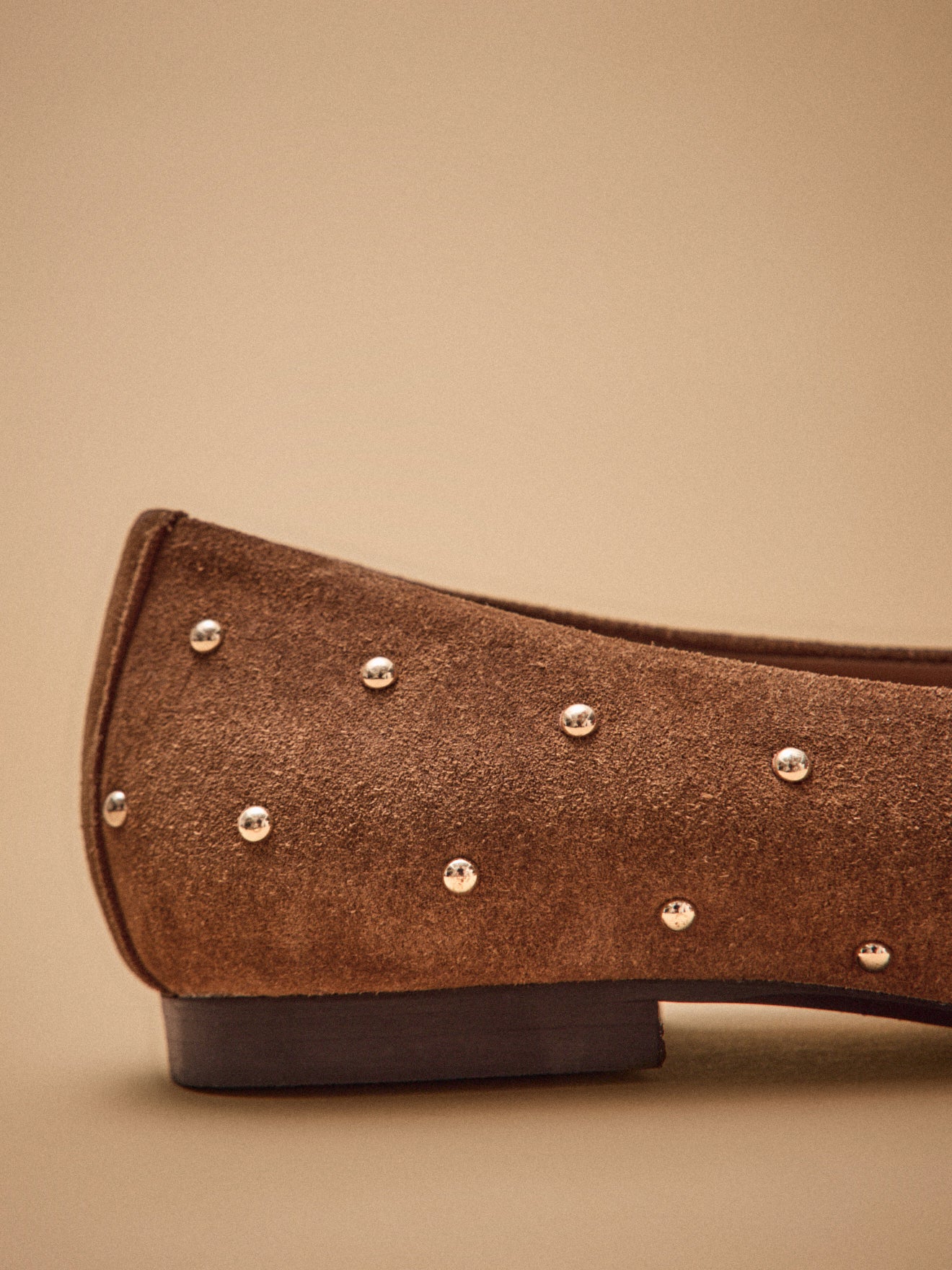 Leren damesballerina's met sierspijkertjes