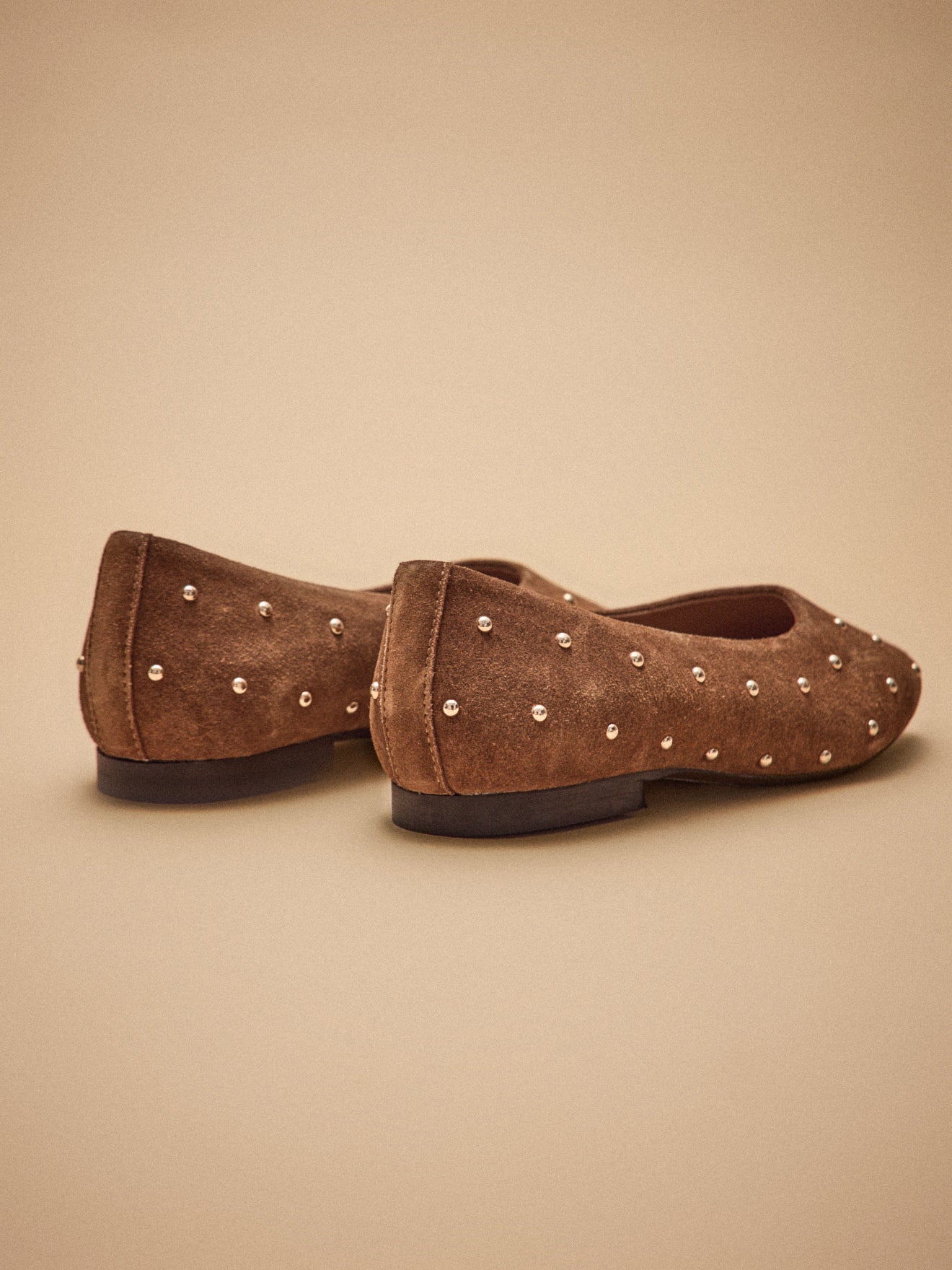 Leren damesballerina's met sierspijkertjes